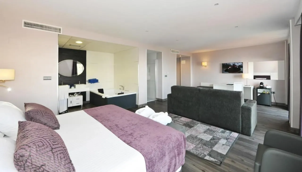 Bedroom, Bed in Hotel Salobreña Suites