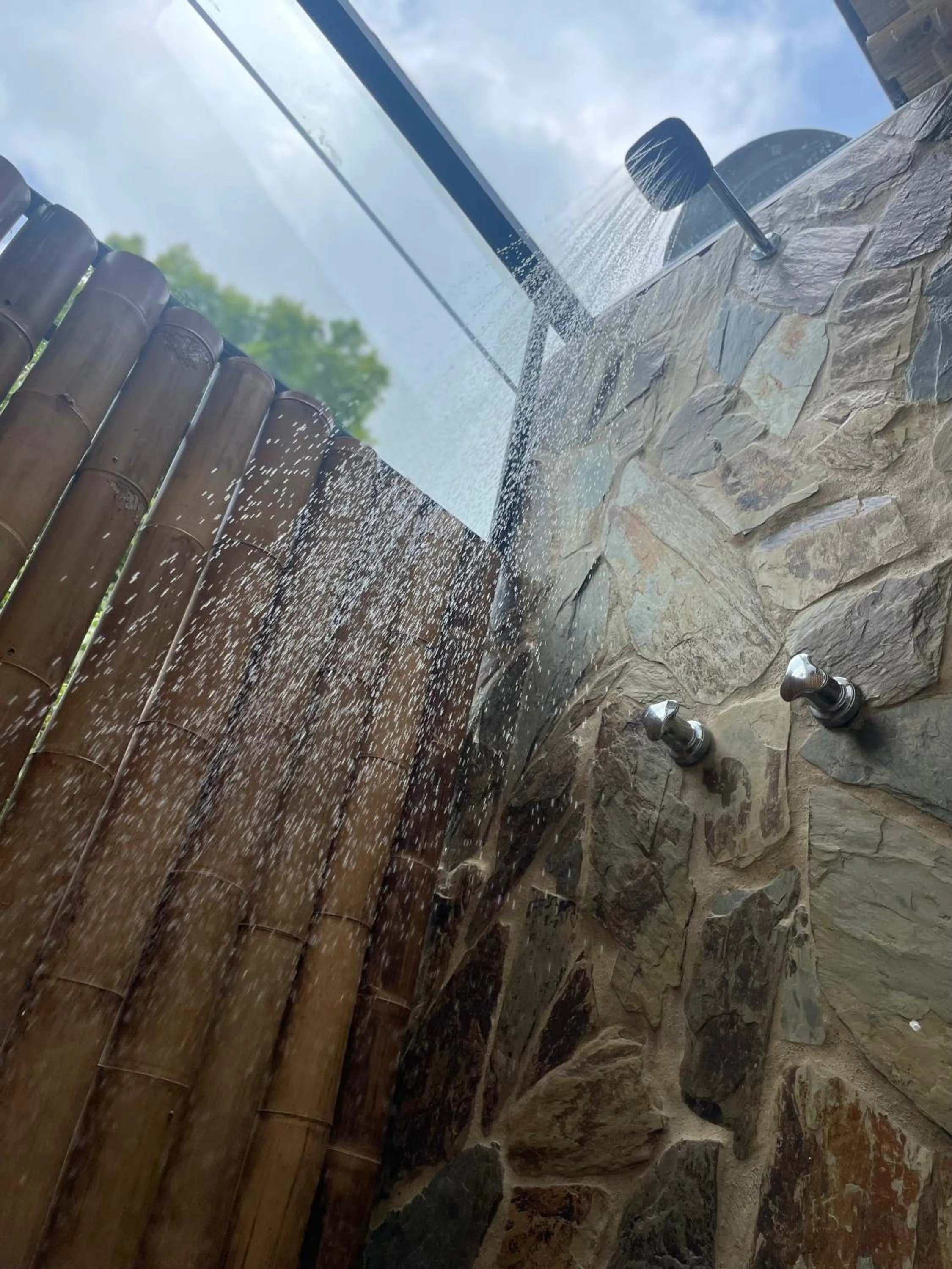 Shower in Ecohotel Alma