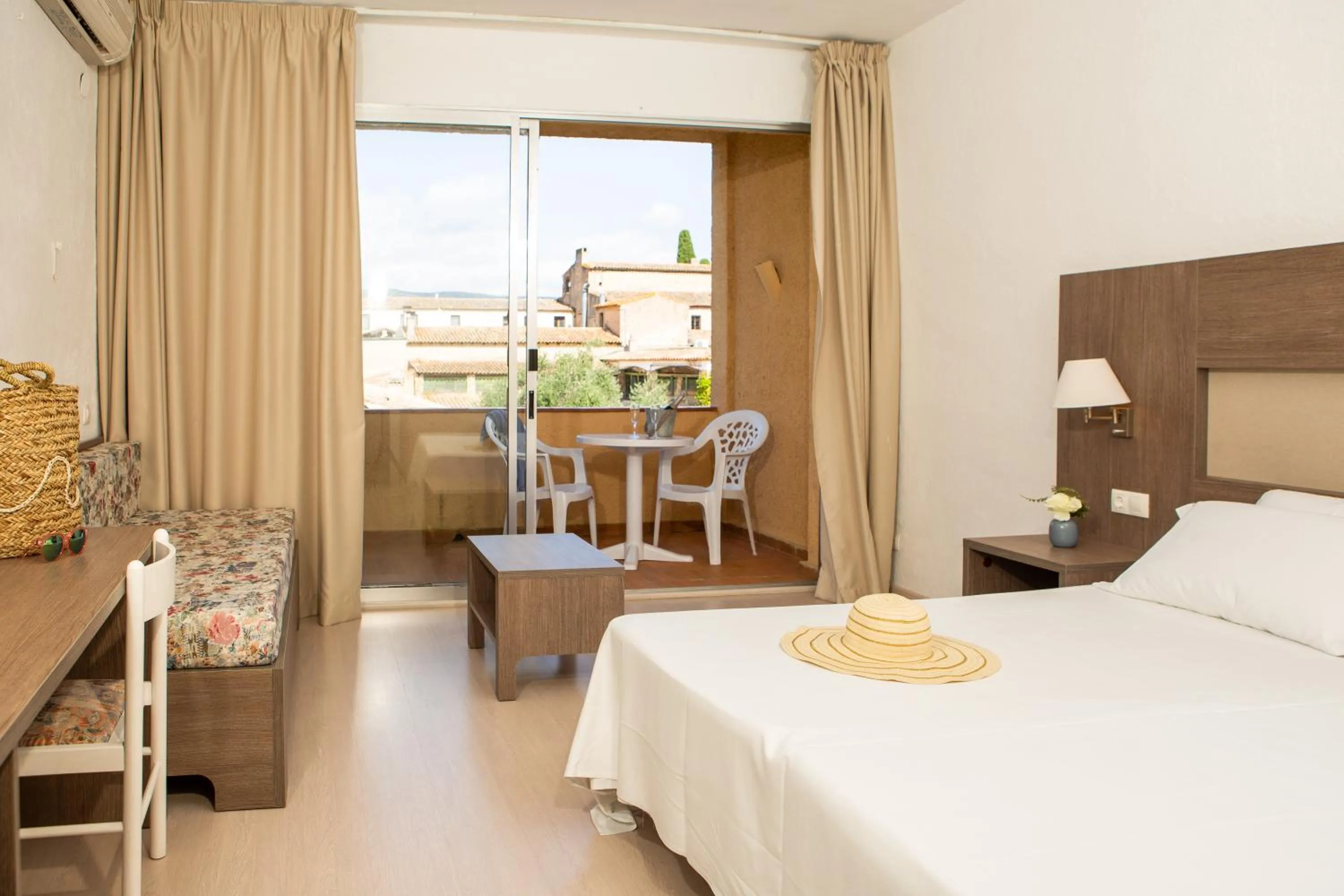Photo of the whole room, Bed in RVHotels Golf Costa Brava