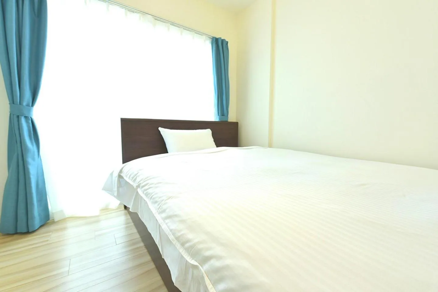 Bed in GLASS Yamahana EAST