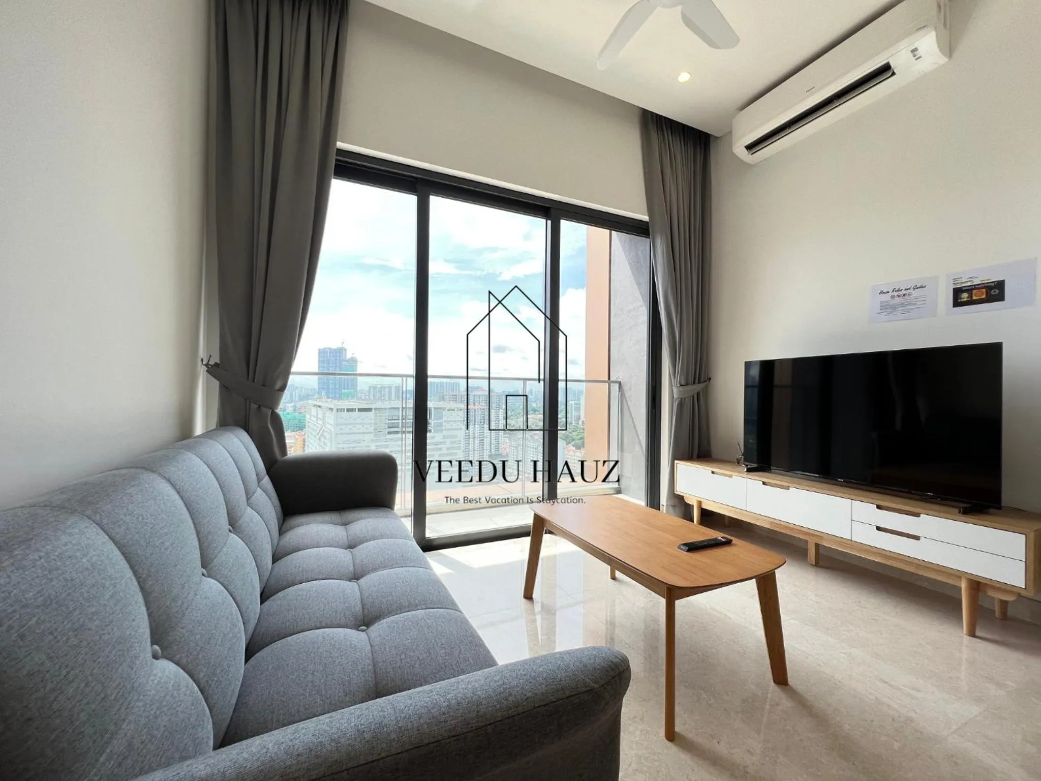 Communal lounge/ TV room in Lucentia Residences BBCC at Lalaport Kuala Lumpur by Veedu Hauz