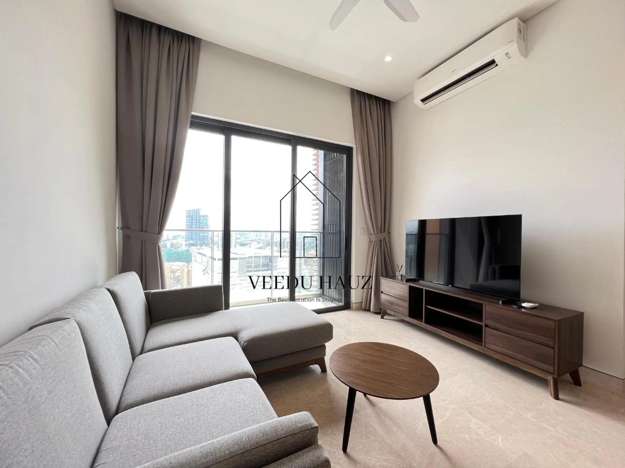Communal lounge/ TV room in Lucentia Residences BBCC at Lalaport Kuala Lumpur by Veedu Hauz