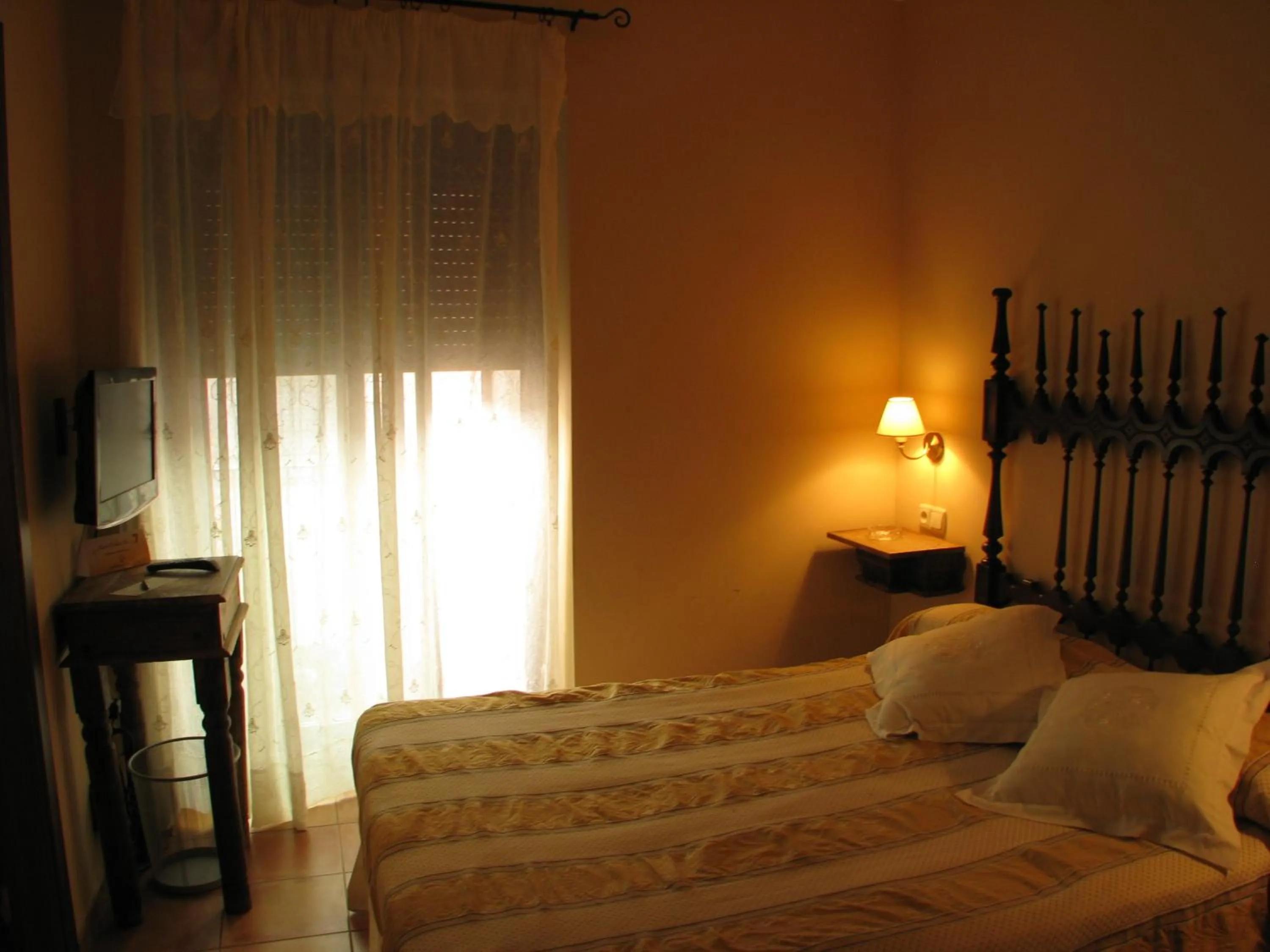 Bed in Hotel Don Carlos Cáceres