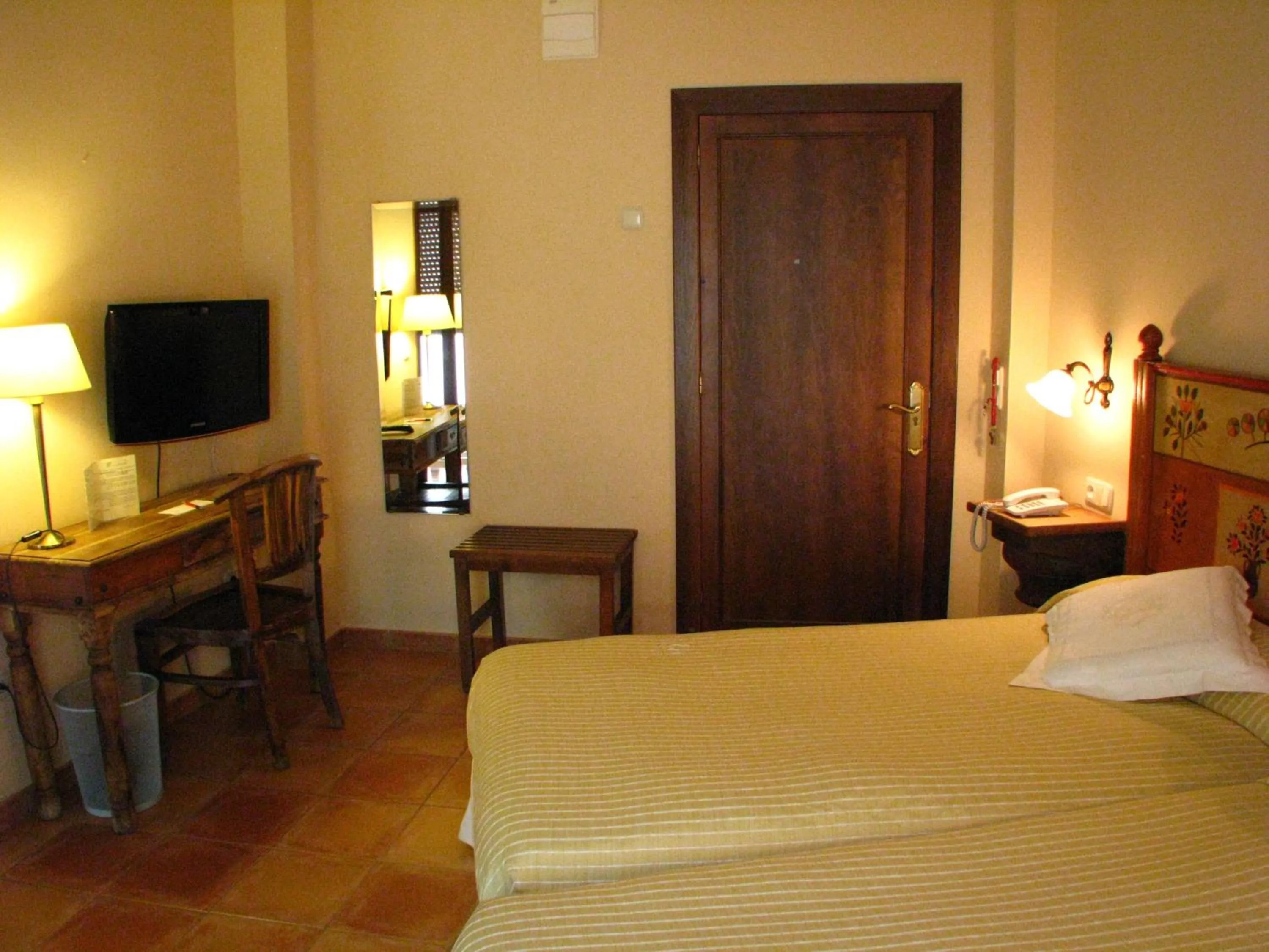 Bed in Hotel Don Carlos Cáceres