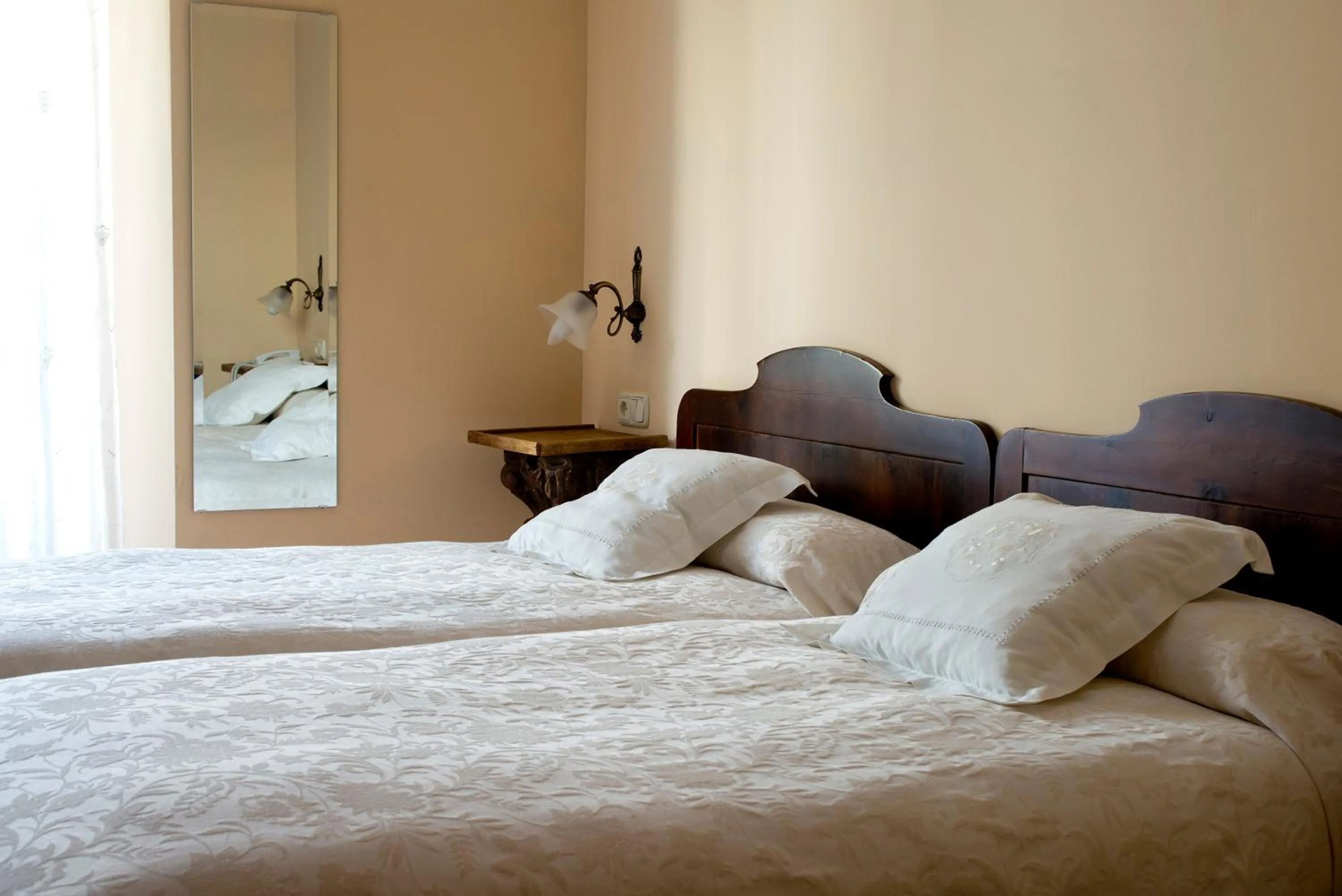 Bed in Hotel Don Carlos Cáceres