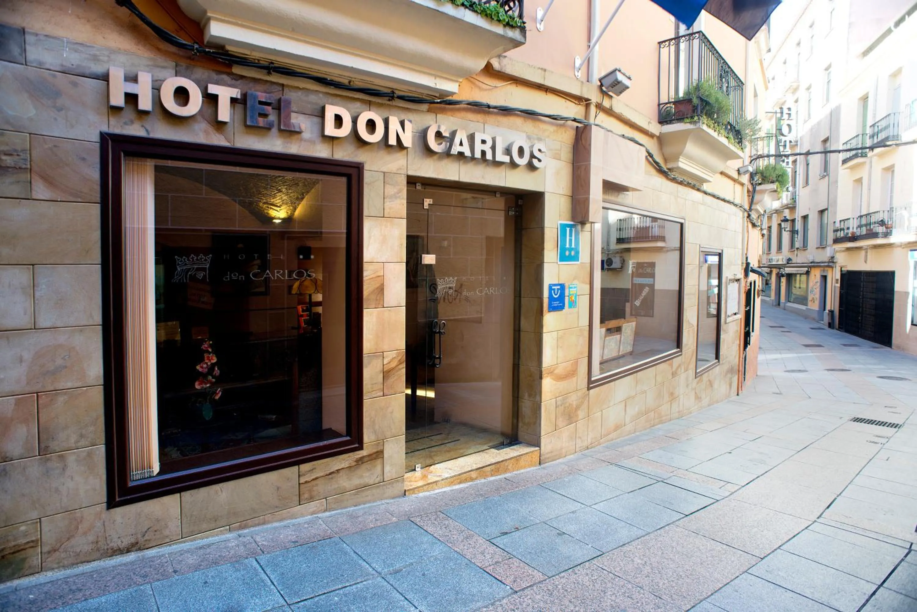 Facade/entrance in Hotel Don Carlos Cáceres