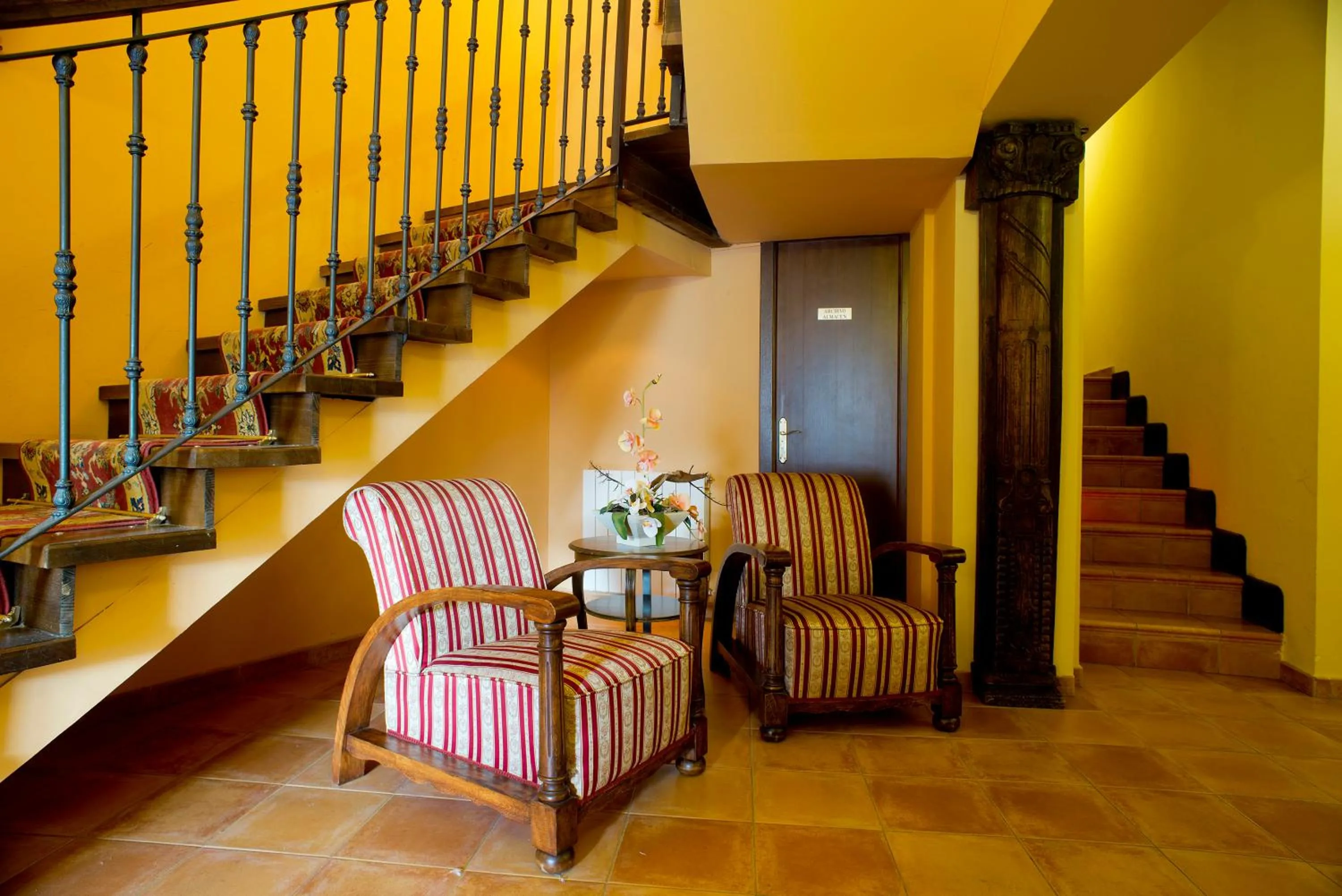 Lobby or reception in Hotel Don Carlos Cáceres