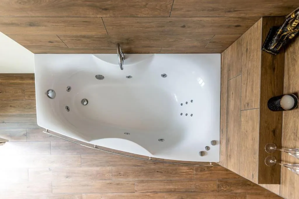 Prabangūs apartamentai su džiakuzi (Jacuzzi)