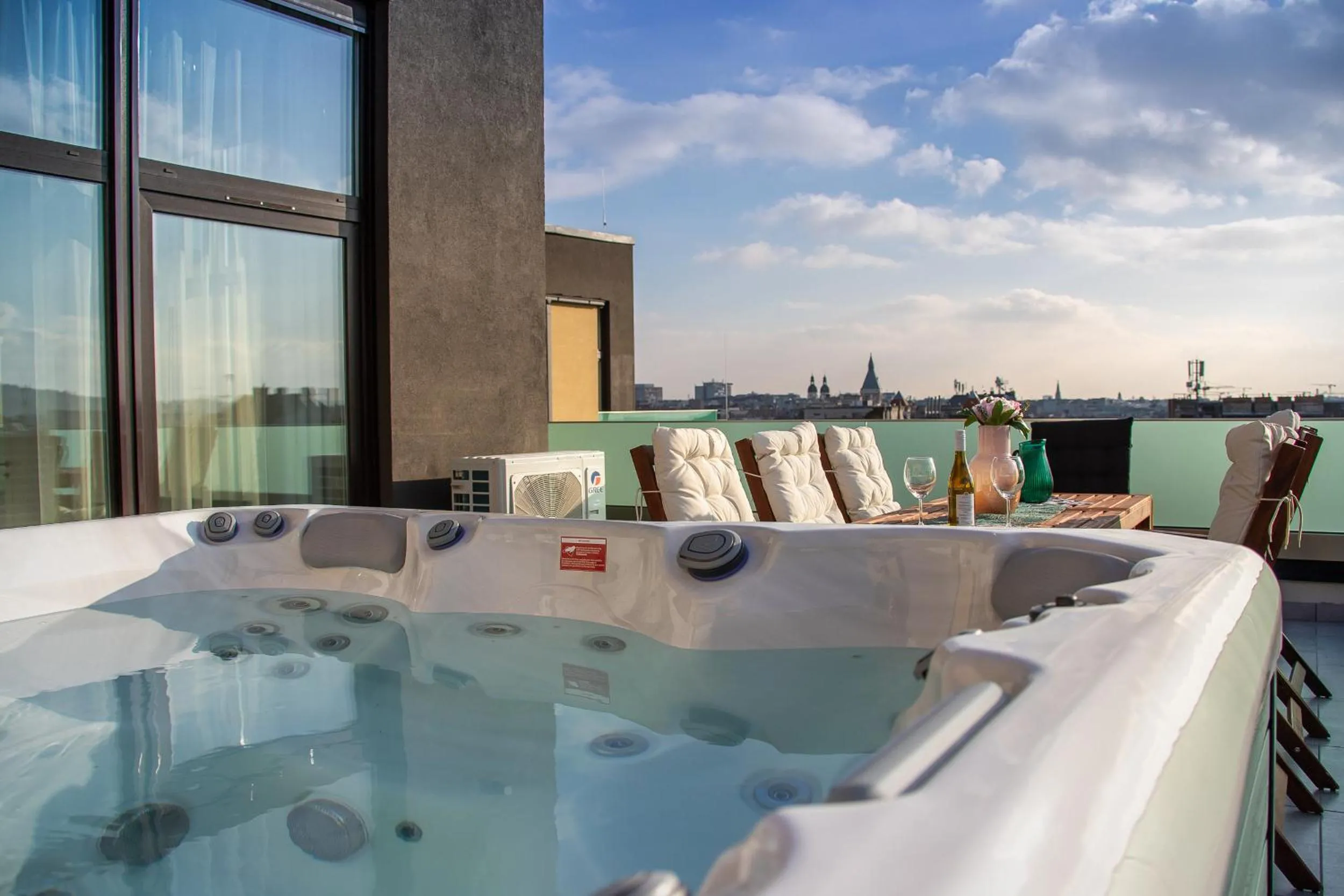 Centropolitan Penthouse - Jacuzzi - 2 Free Parking - Self Check-In