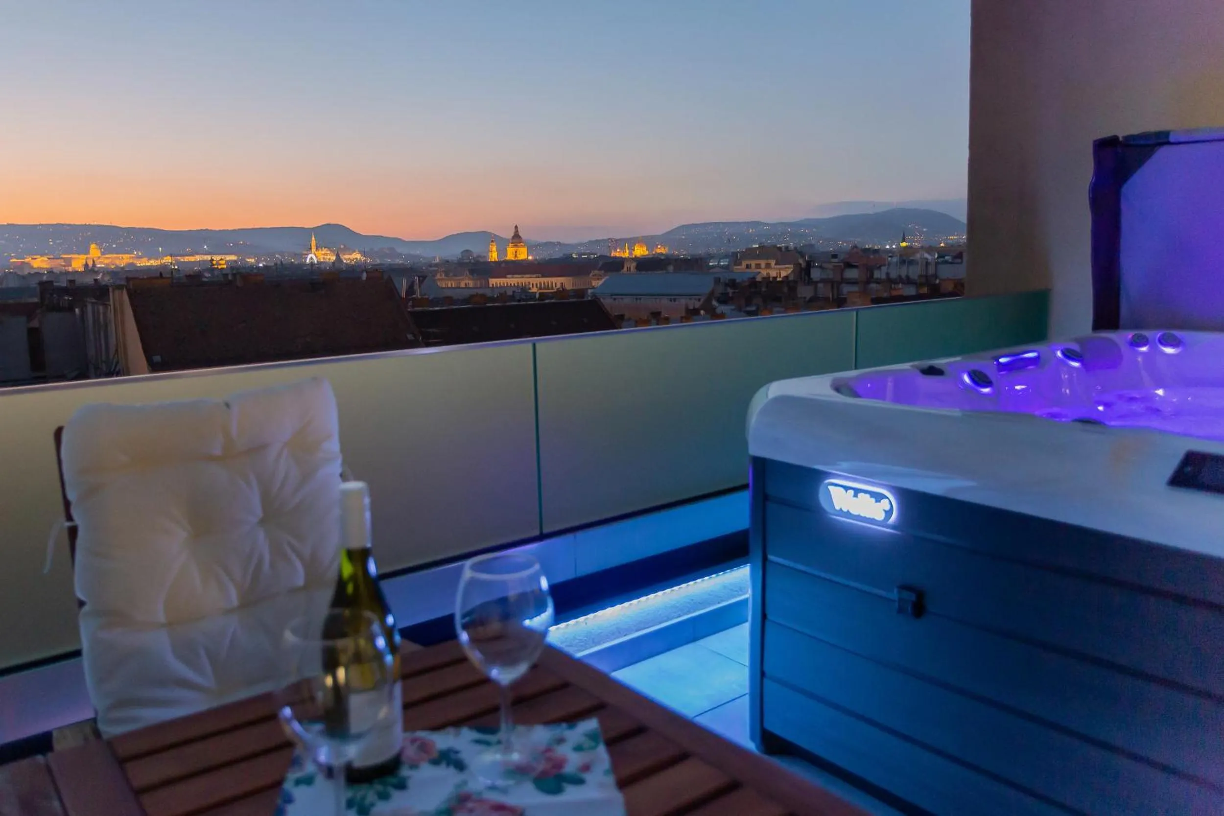 Centropolitan Penthouse - Jacuzzi - 2 Free Parking - Self Check-In