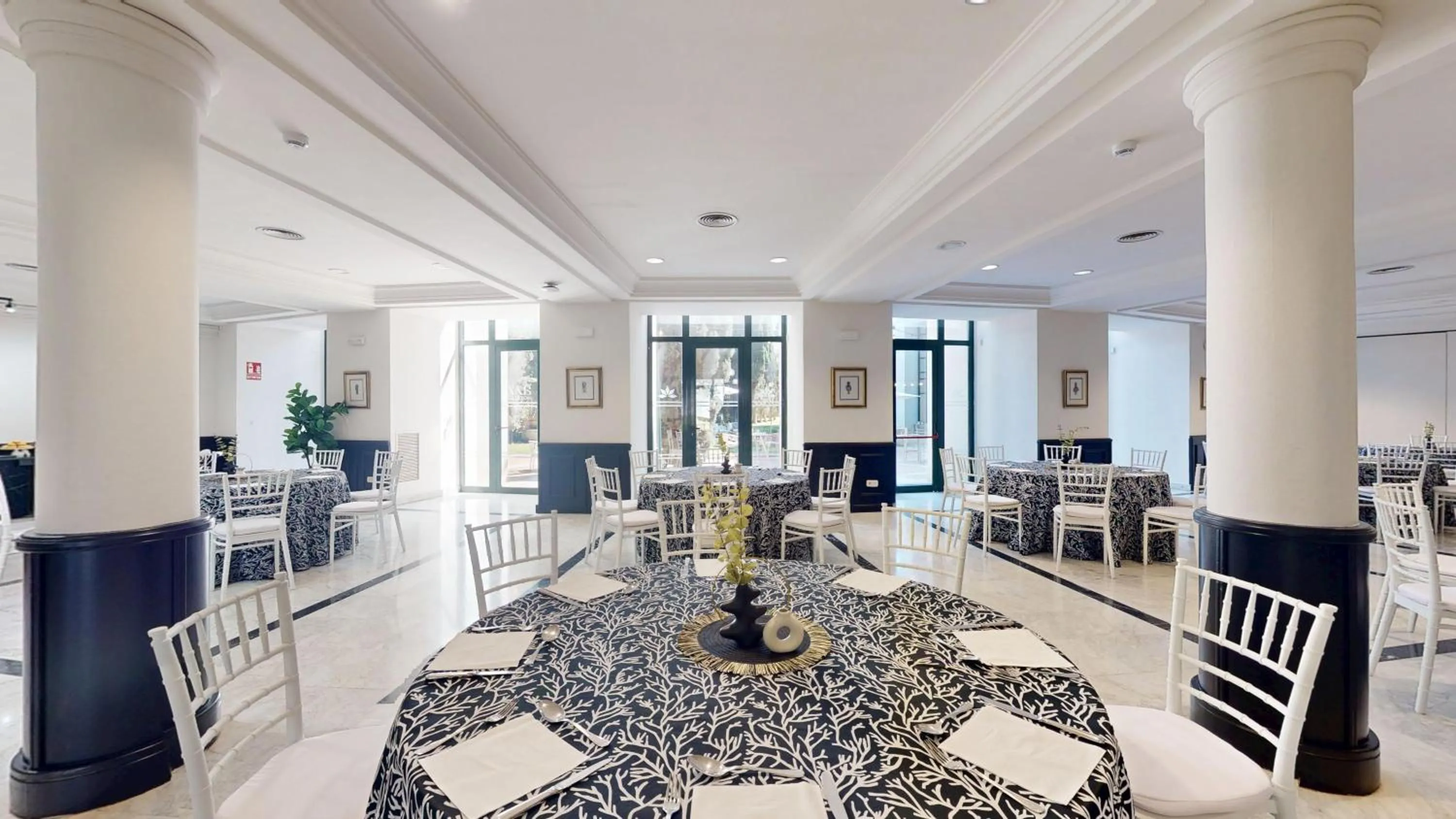 Lounge or bar in AZZ Mérida Medea Hotel