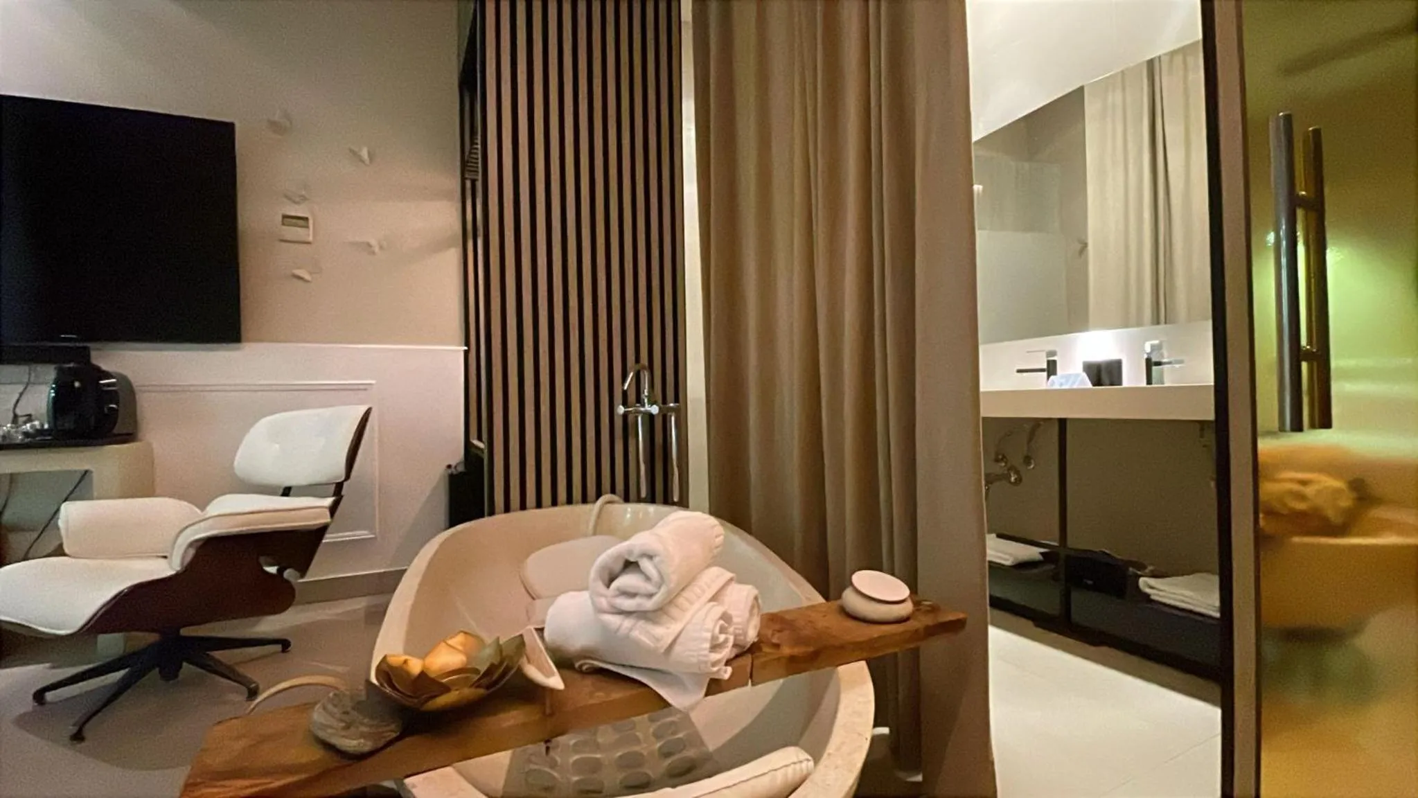 Photo of the whole room in Abalú Collection Boutique Gran Via