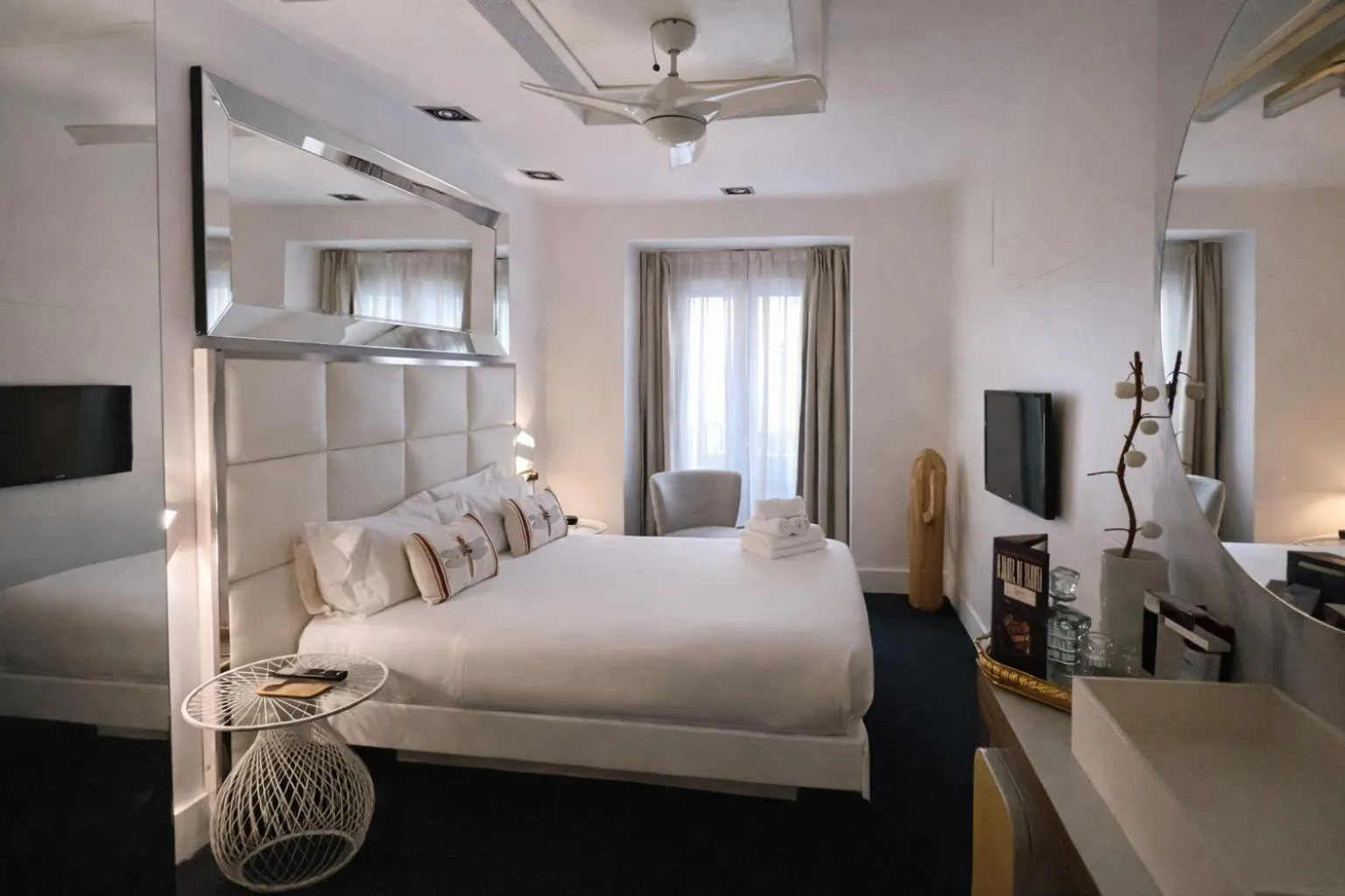 Photo of the whole room, Bed in Abalú Collection Boutique Gran Via