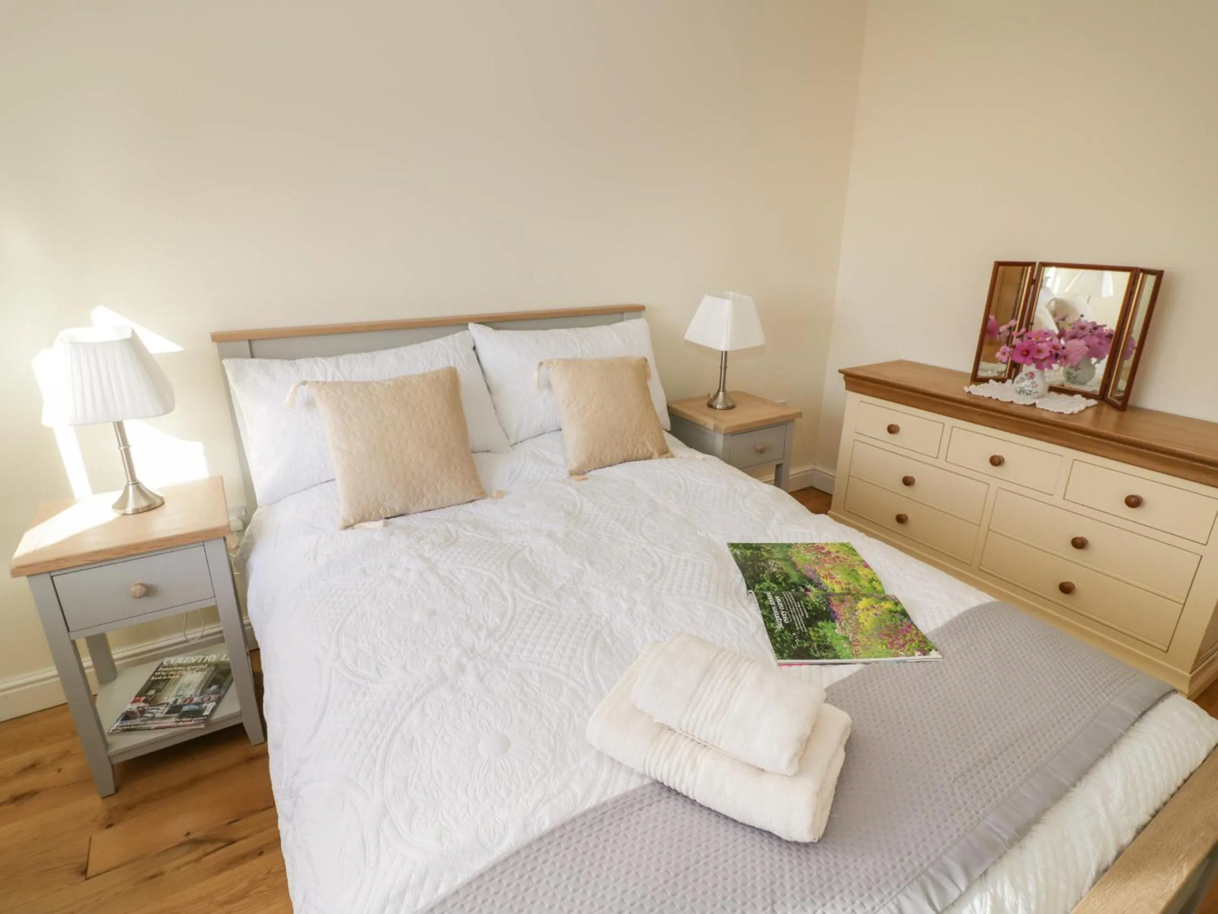 Property building, Bed in Granary Cottage
