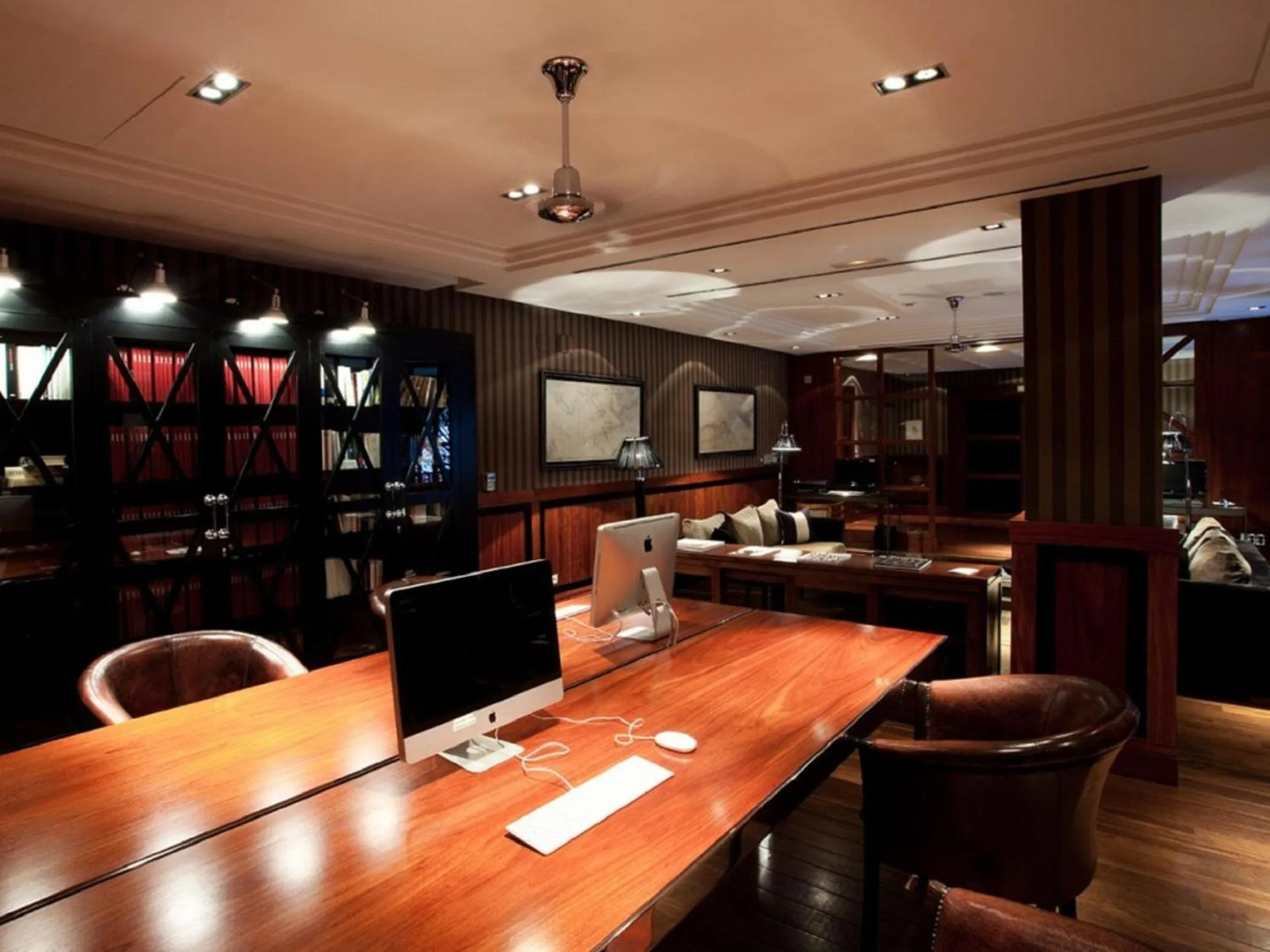 Library in Hotel 1898