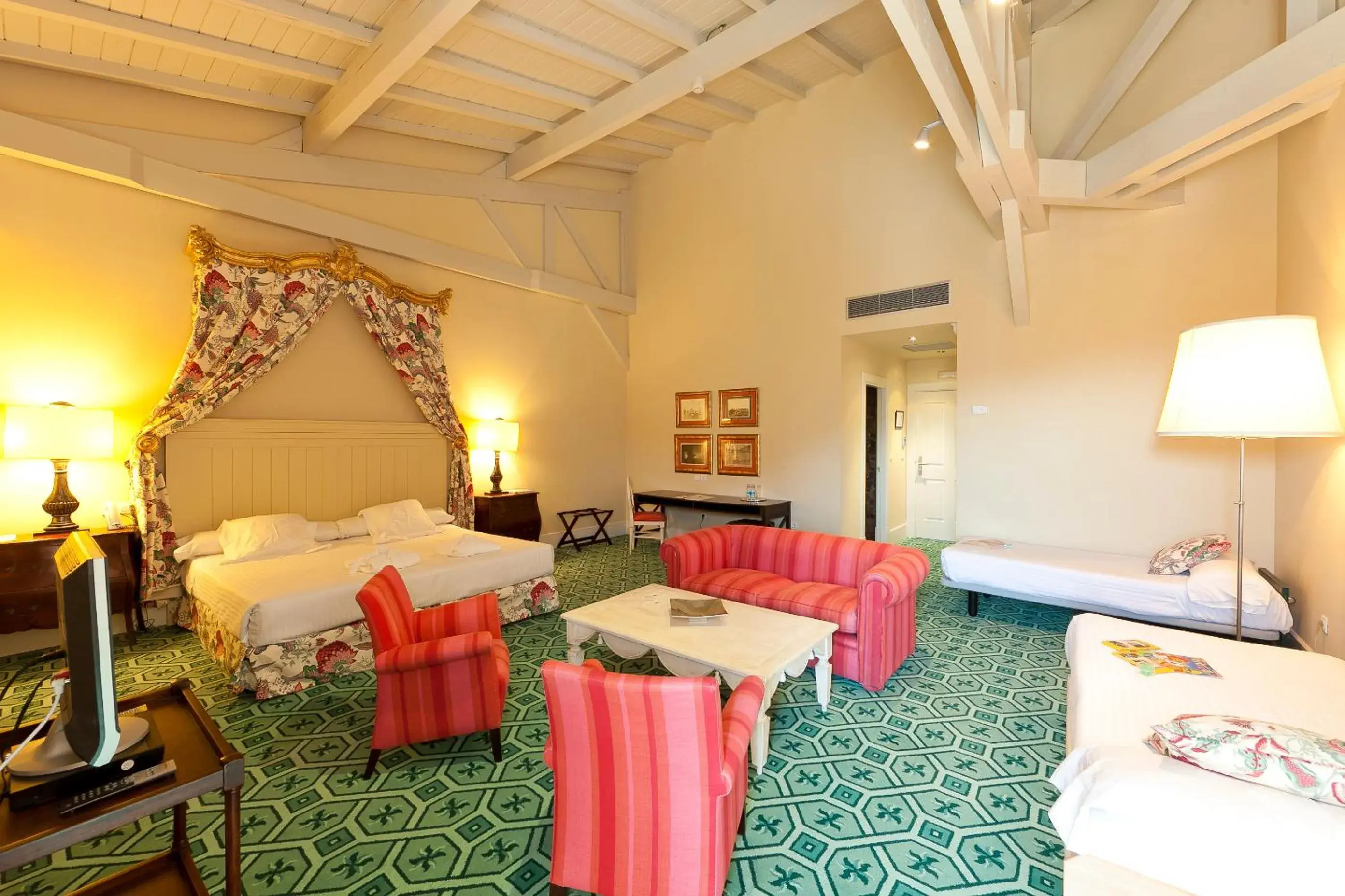 Quadruple Room in Hotel Palacio Urgoiti Quadruple Room in Hotel Palacio Urgoiti