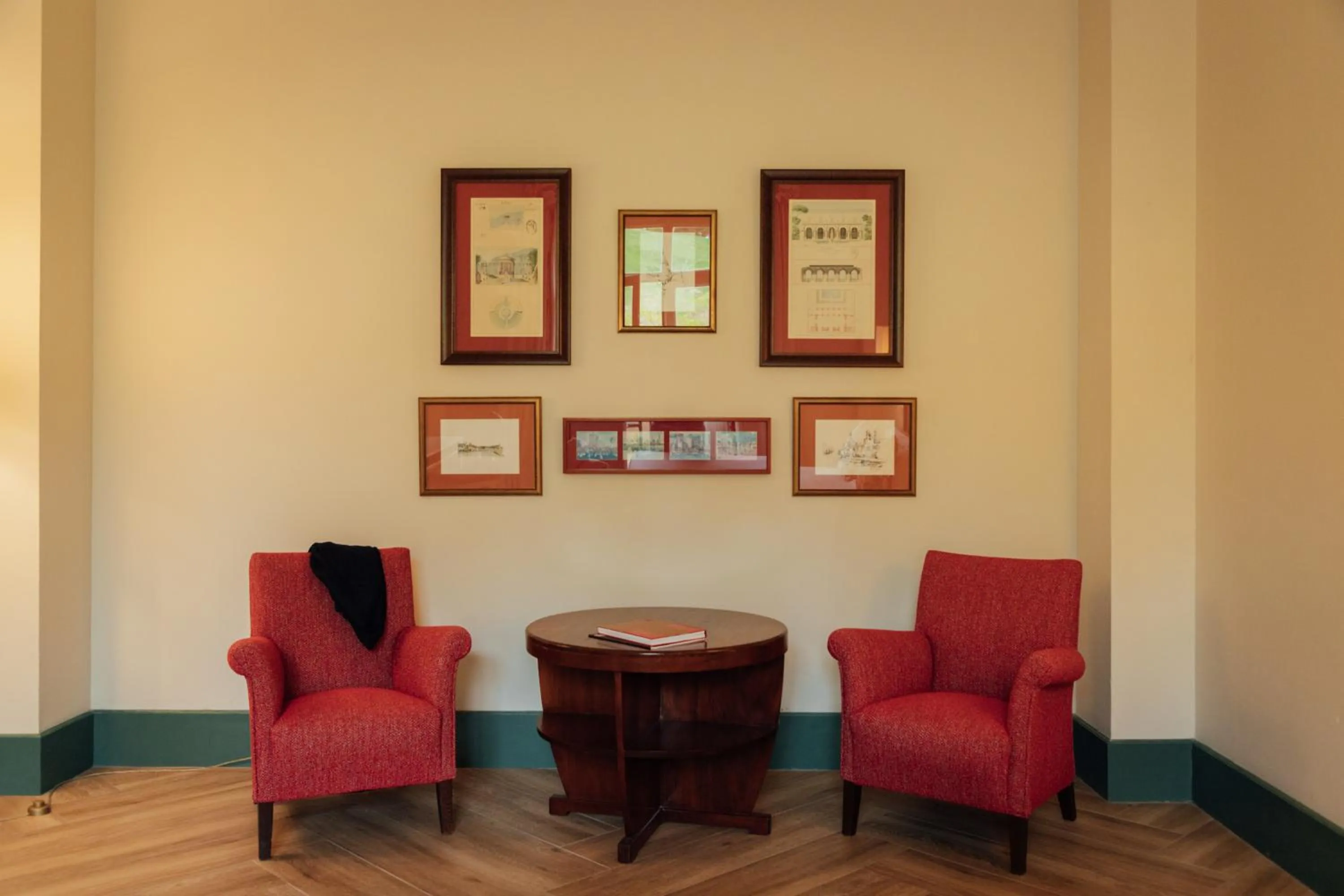 Seating area in Hotel Palacio Urgoiti