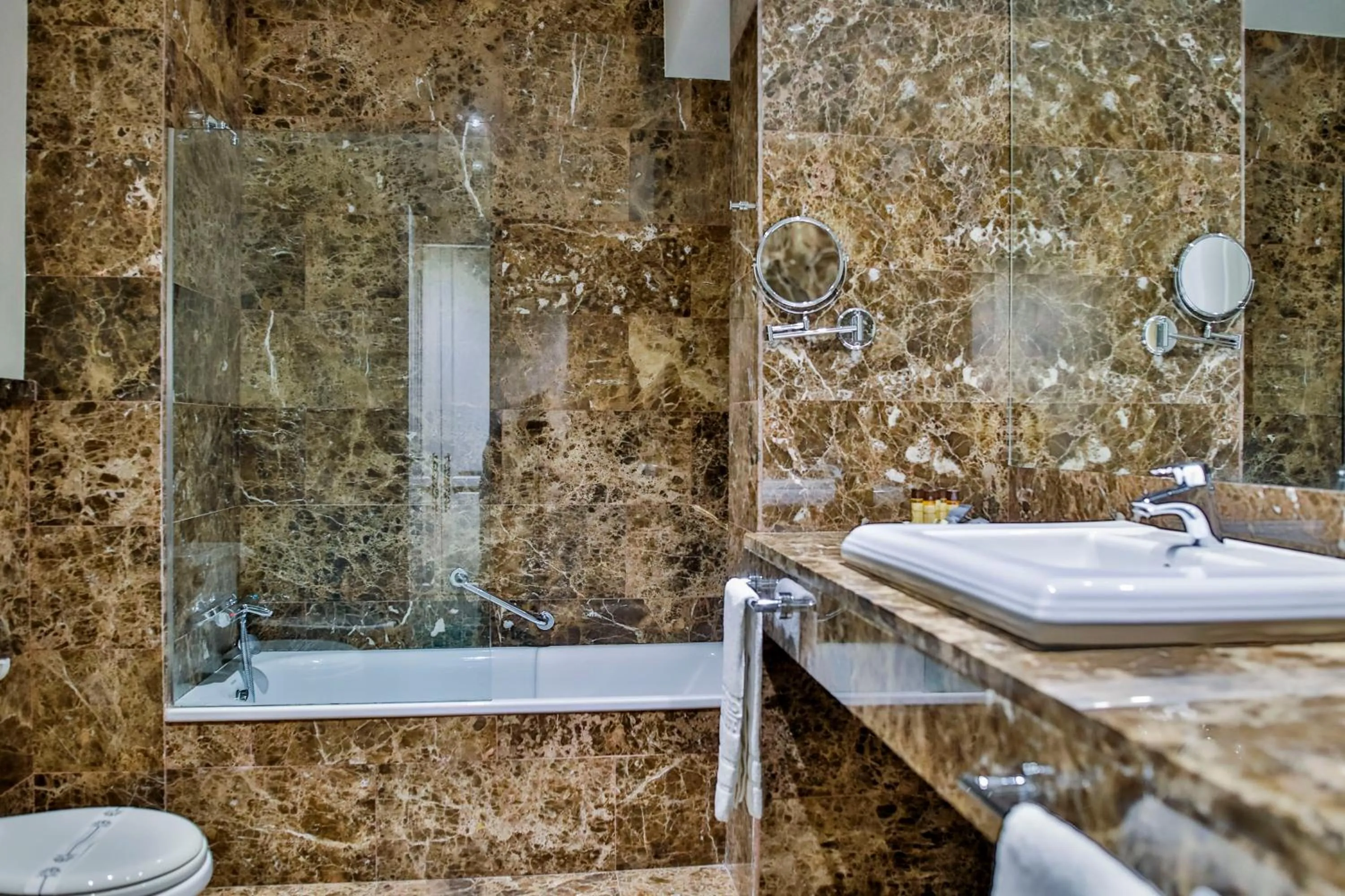 Bathroom in Hotel Palacio Urgoiti