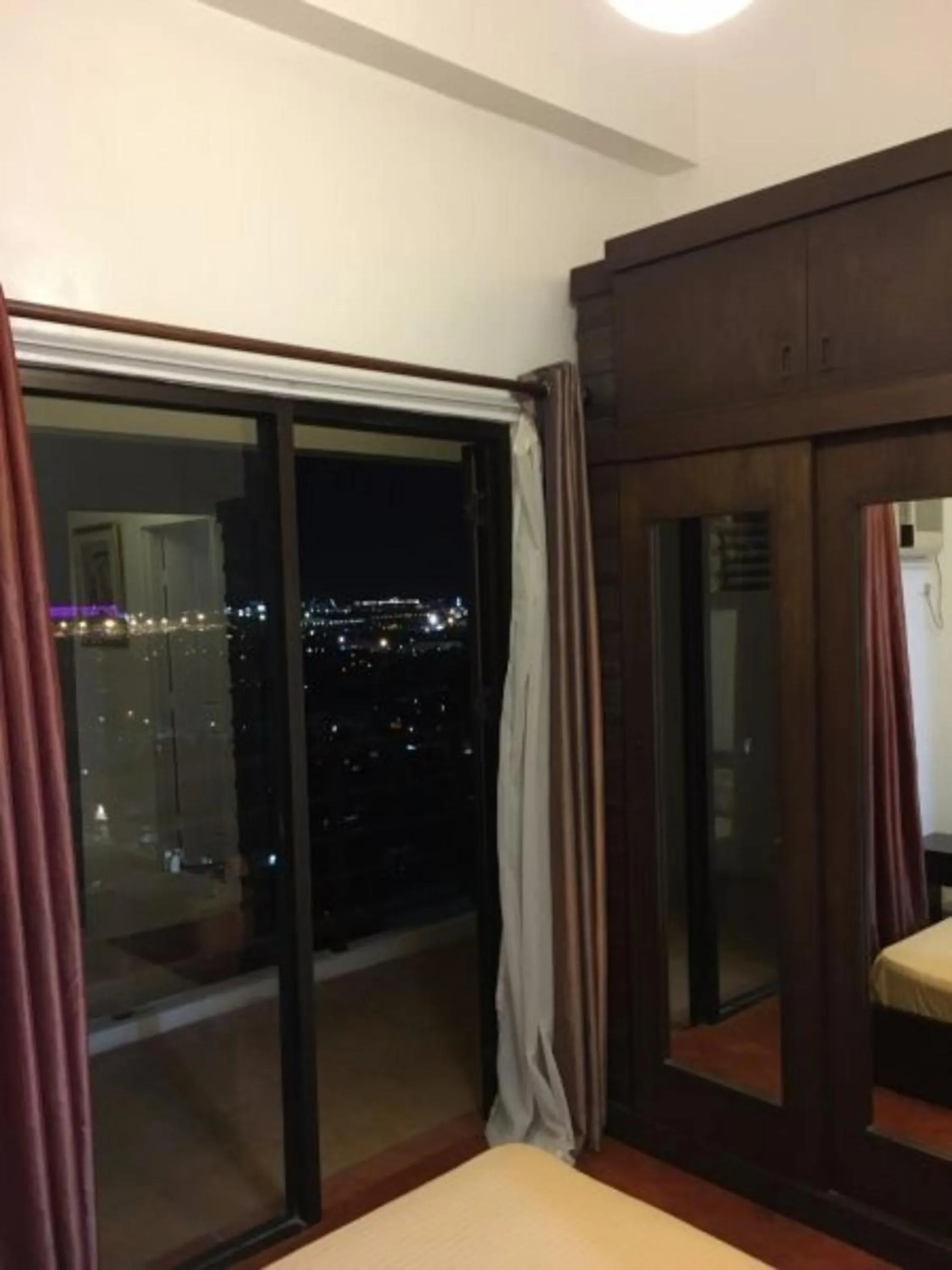 Night in Spacious Penthouse Near NAIA with 24-7 Convenience