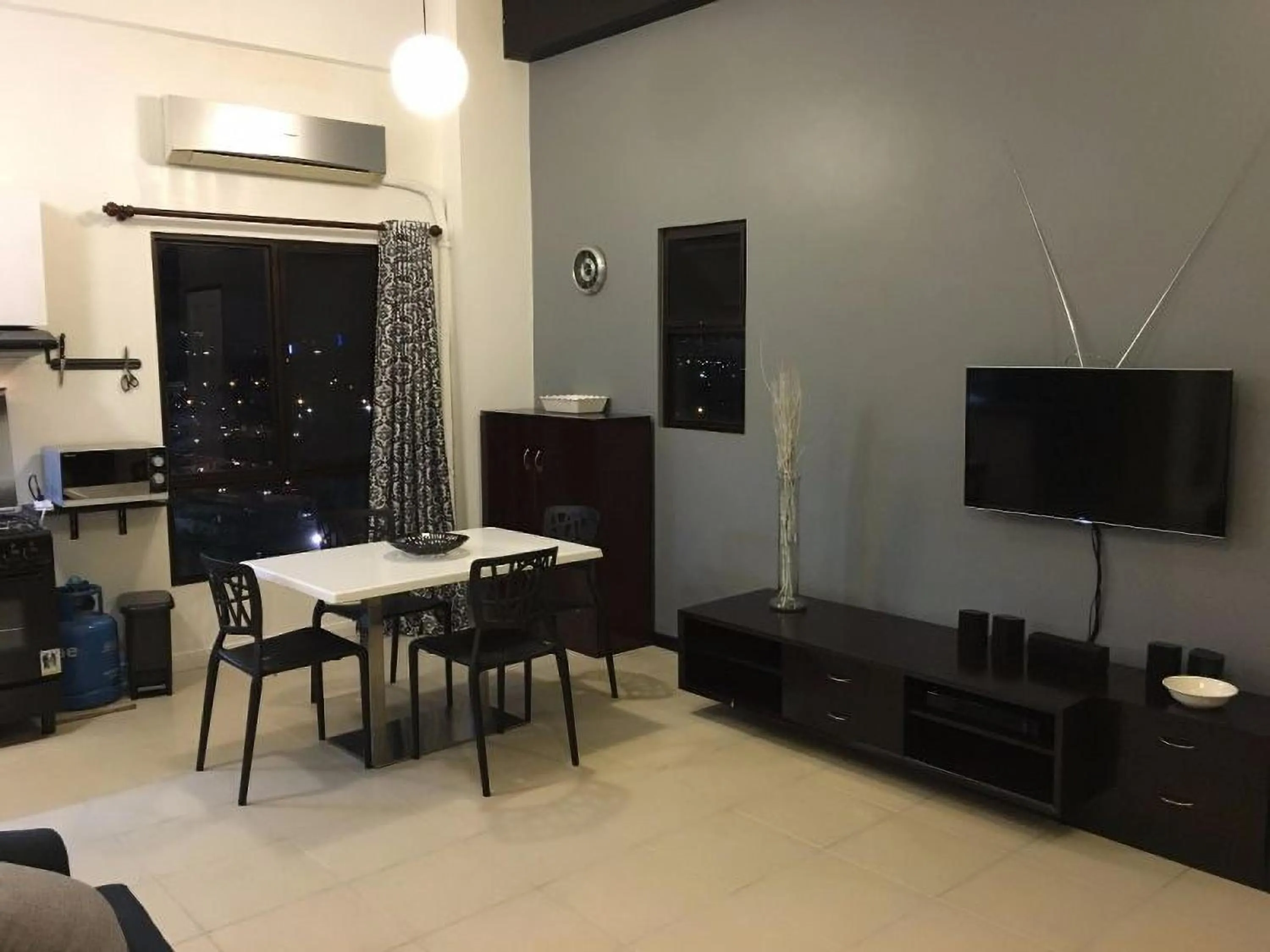TV and multimedia in Spacious Penthouse Near NAIA with 24-7 Convenience