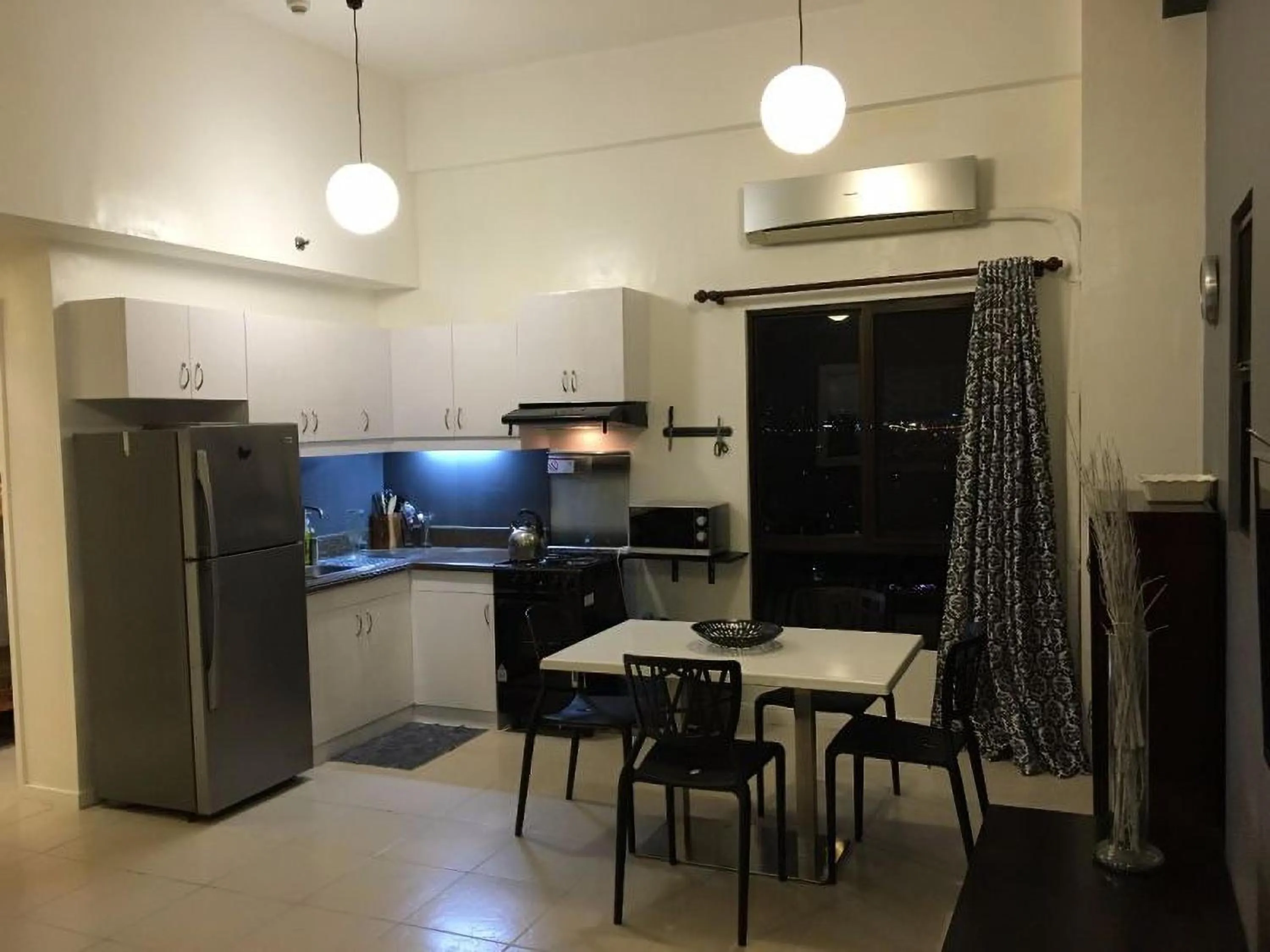 Kitchen or kitchenette in Spacious Penthouse Near NAIA with 24-7 Convenience