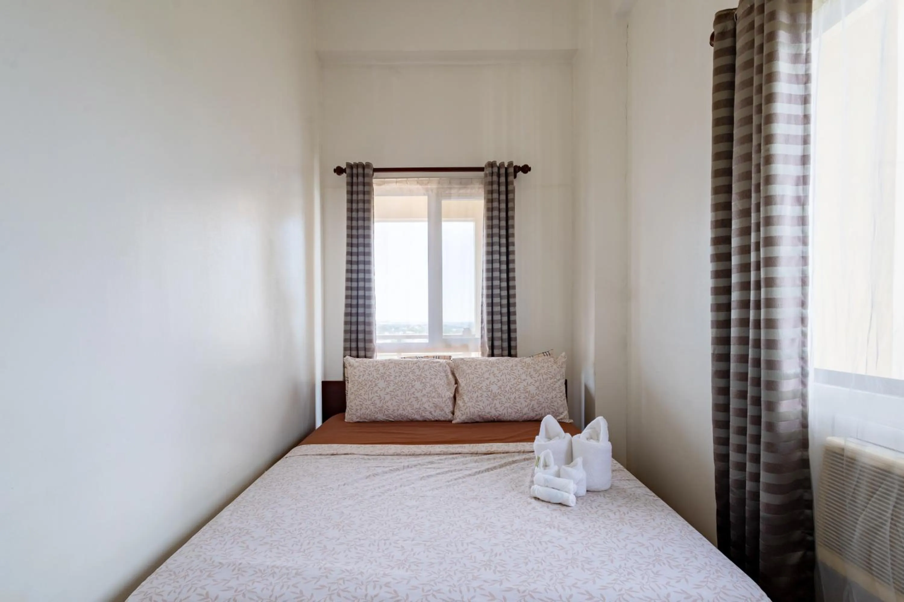 Bed in Spacious Penthouse Near NAIA with 24-7 Convenience