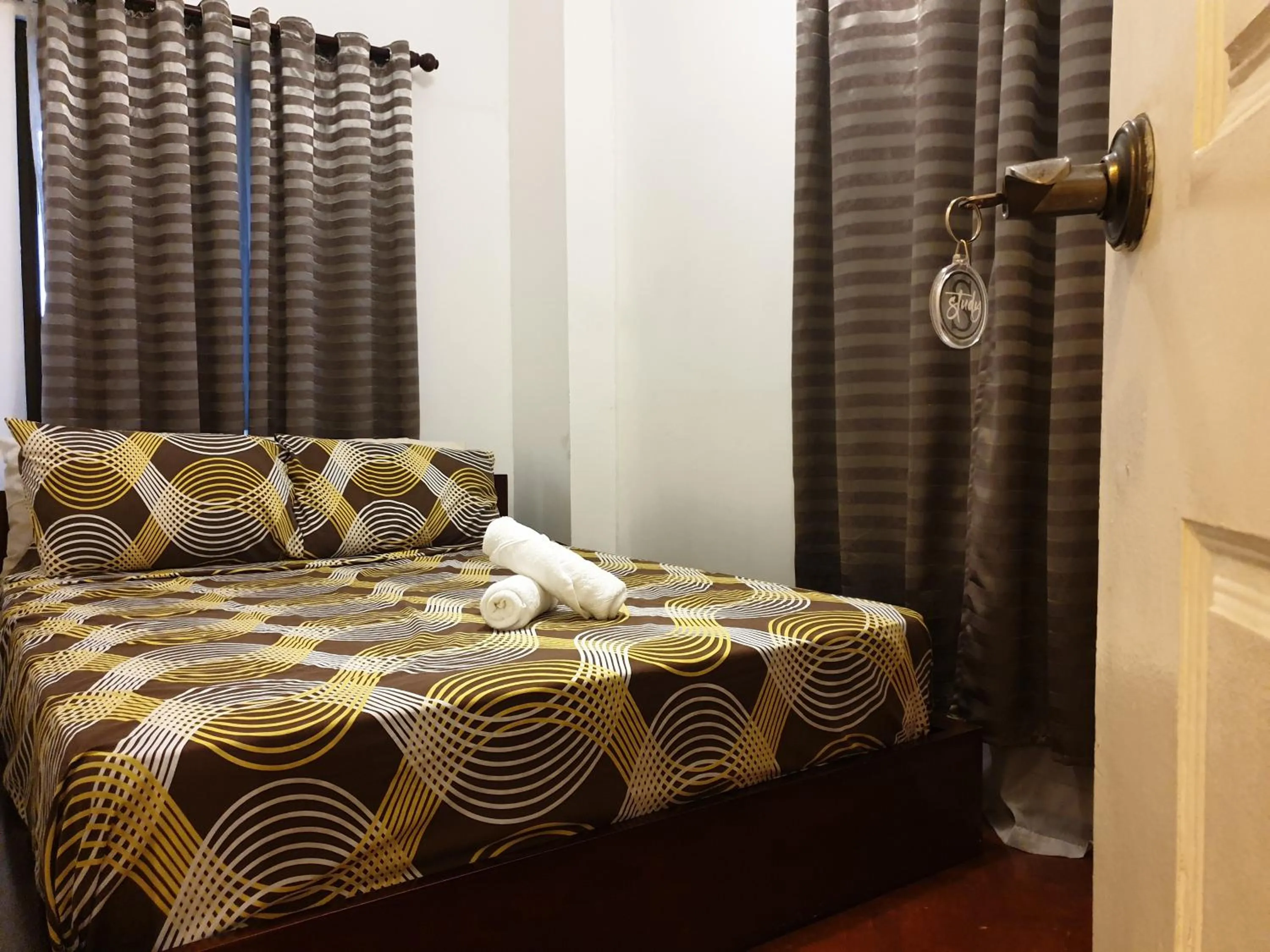 Bed in Spacious Penthouse Near NAIA with 24-7 Convenience