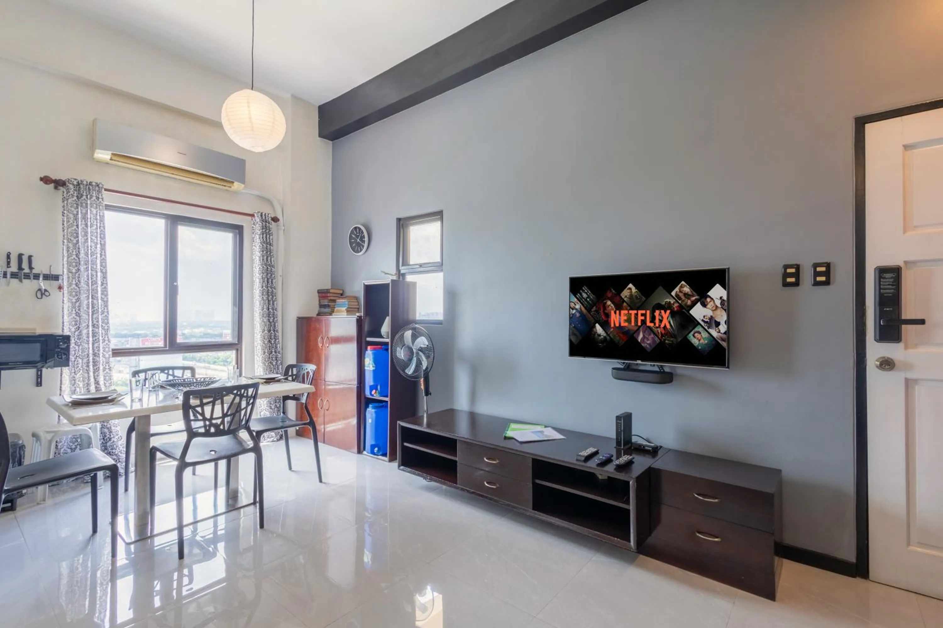 TV and multimedia in Spacious Penthouse Near NAIA with 24-7 Convenience