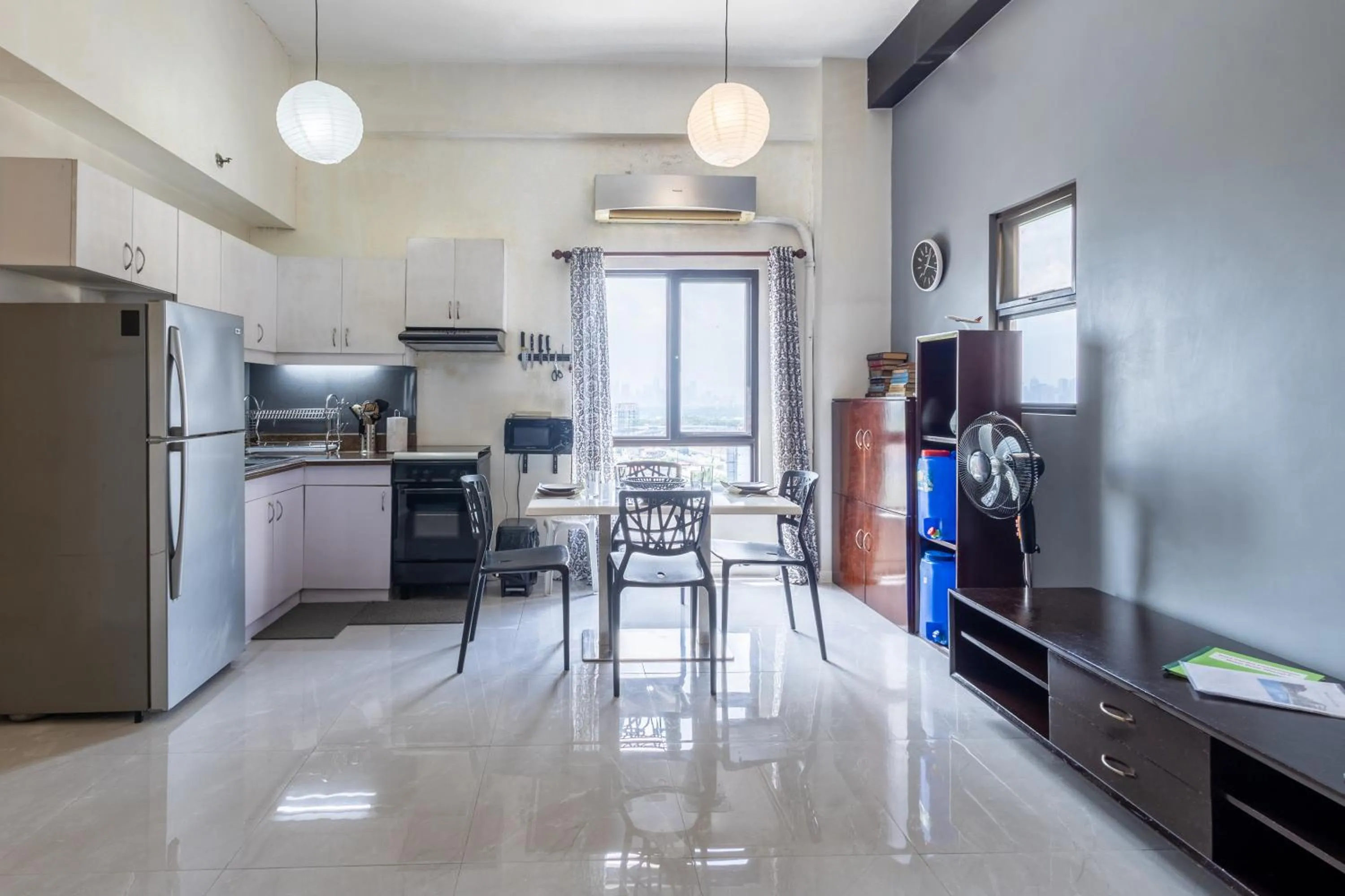 Living room in Spacious Penthouse Near NAIA with 24-7 Convenience