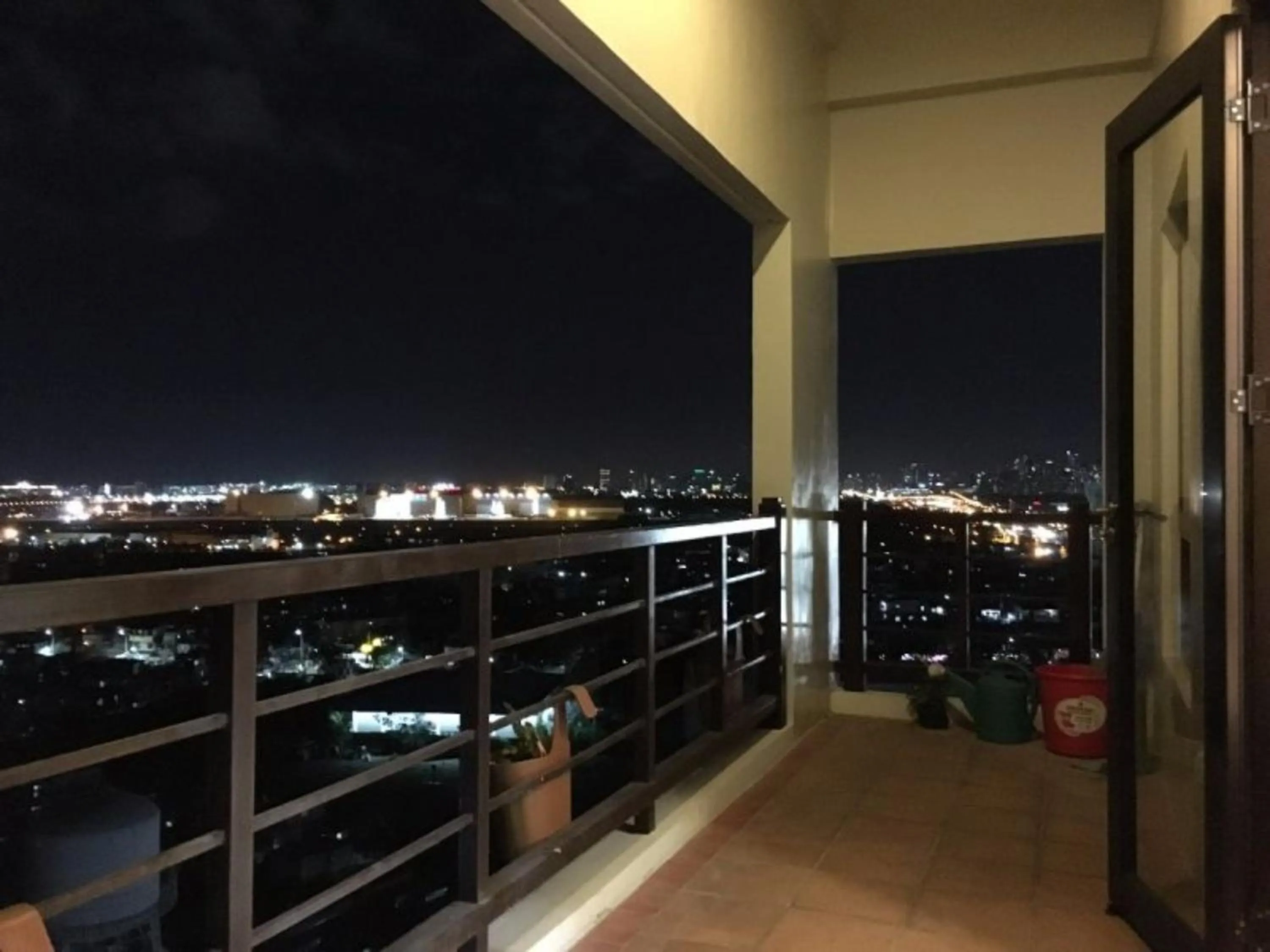 Night in Spacious Penthouse Near NAIA with 24-7 Convenience