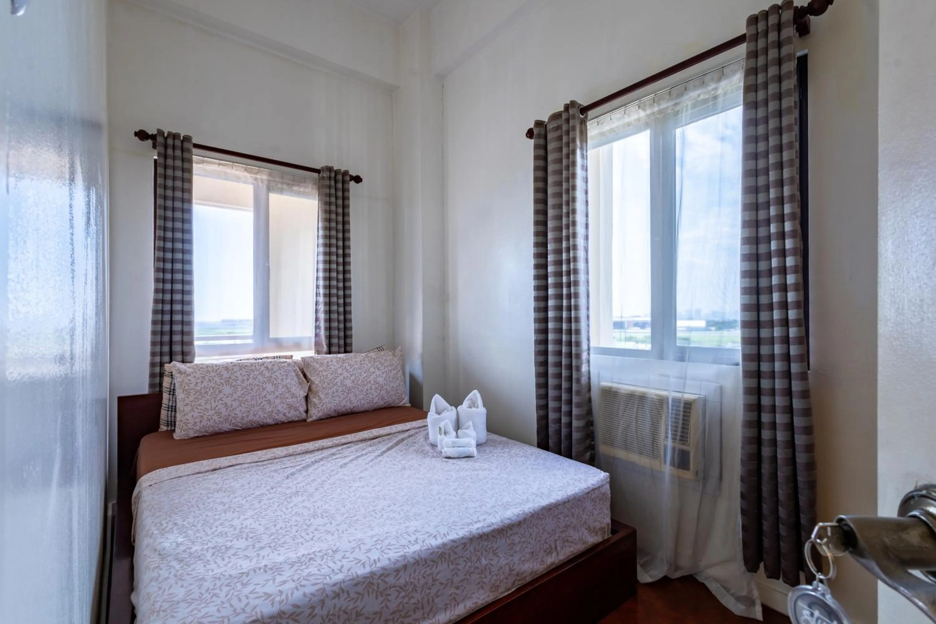 Bed in Spacious Penthouse Near NAIA with 24-7 Convenience