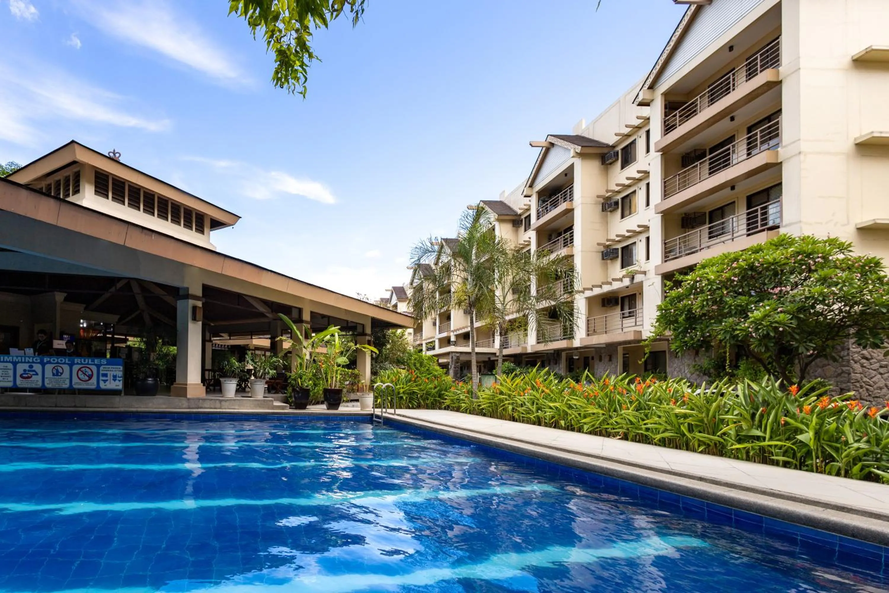 Pool view in Spacious Penthouse Near NAIA with 24-7 Convenience