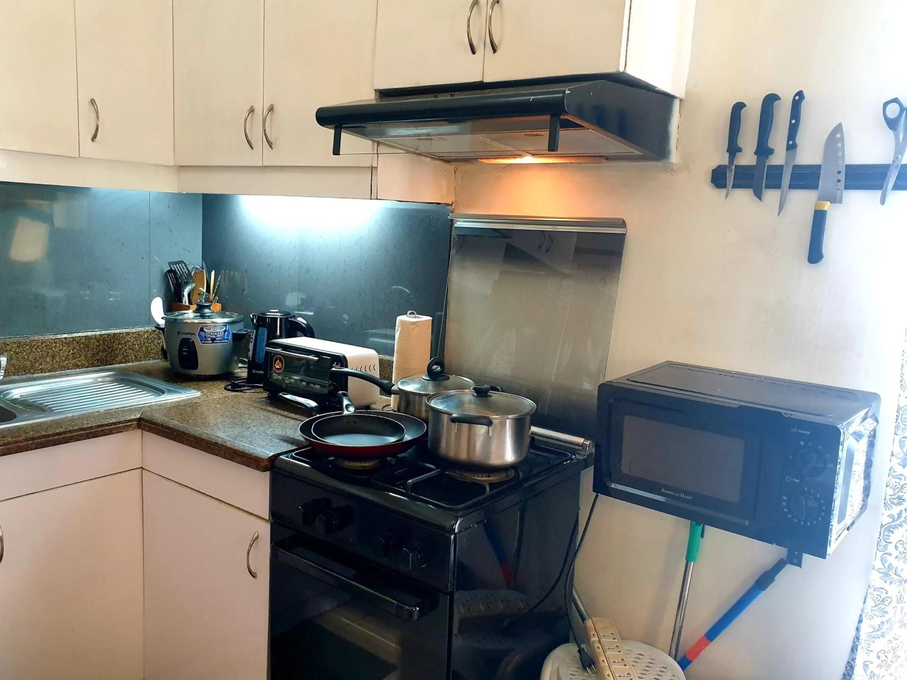 Kitchen or kitchenette in Spacious Penthouse Near NAIA with 24-7 Convenience