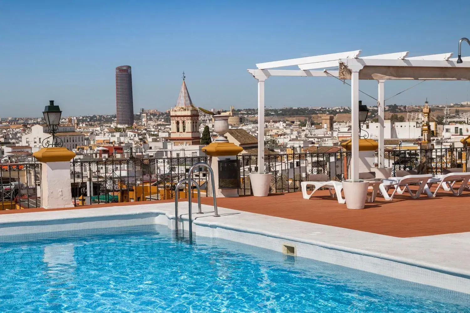 Swimming pool in Exe Sevilla Macarena Swimming pool in Exe Sevilla Macarena