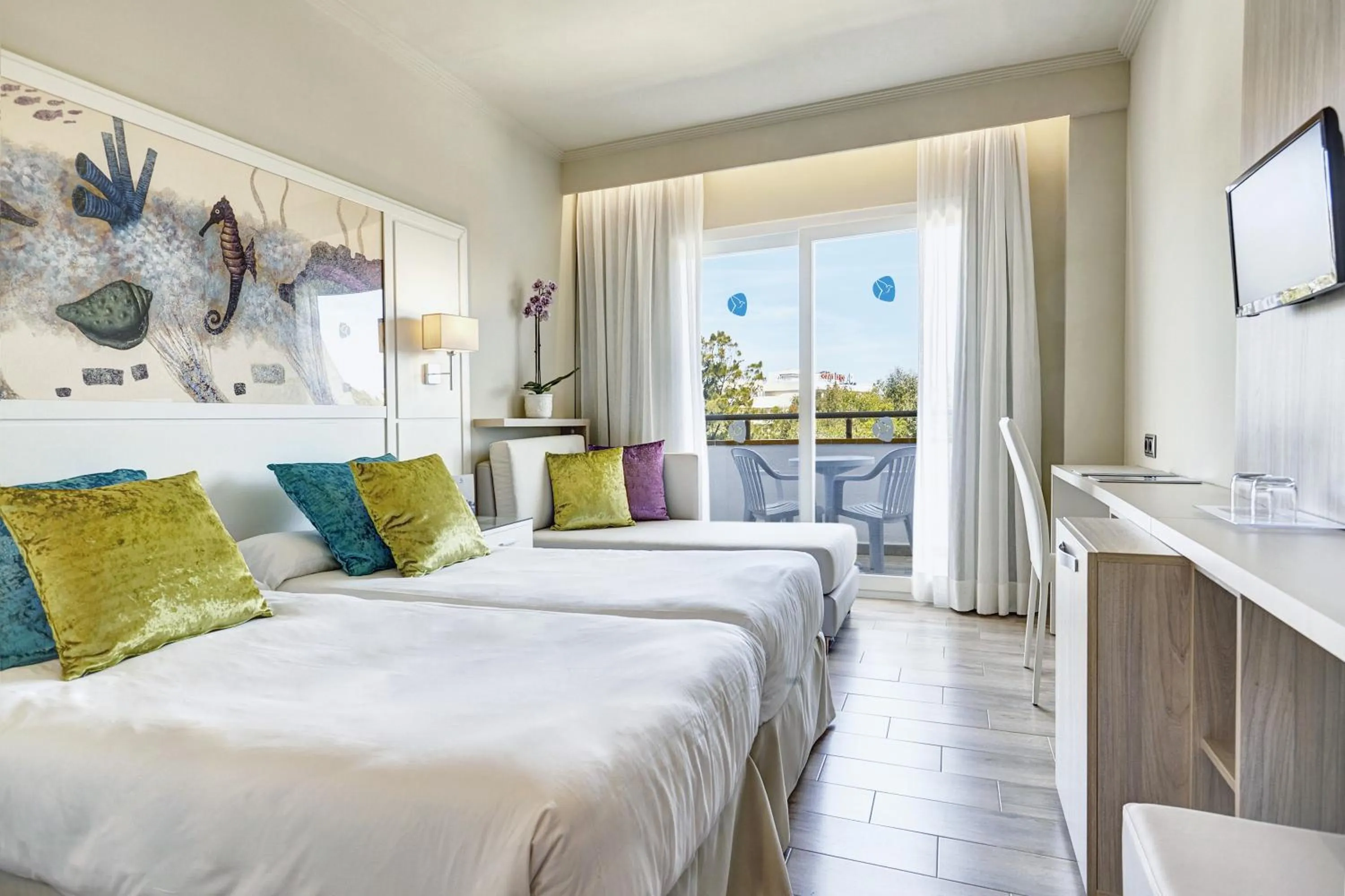 Photo of the whole room, Bed in Grupotel Maritimo