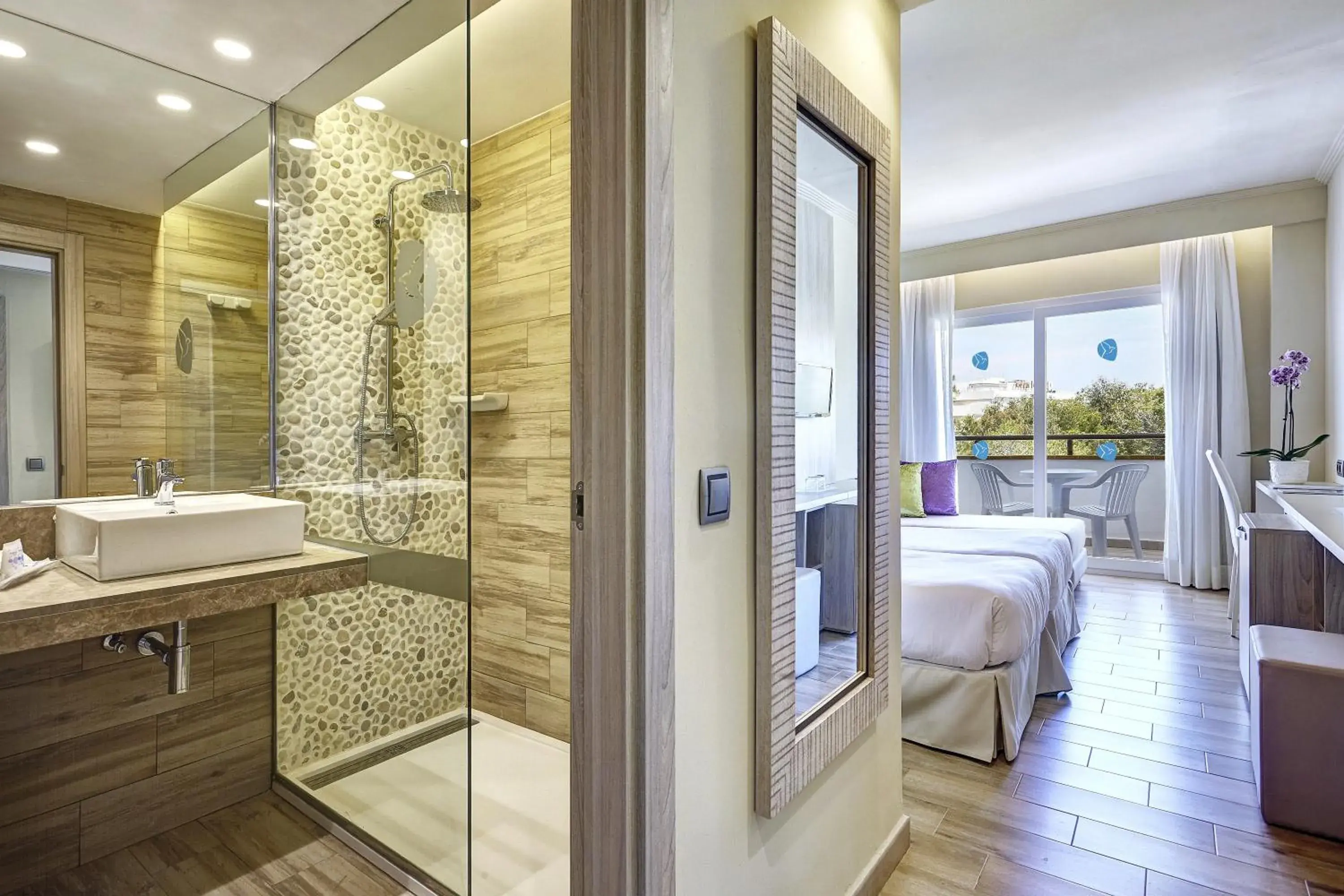 Bathroom, Bed in Grupotel Maritimo Bathroom, Bed in Grupotel Maritimo