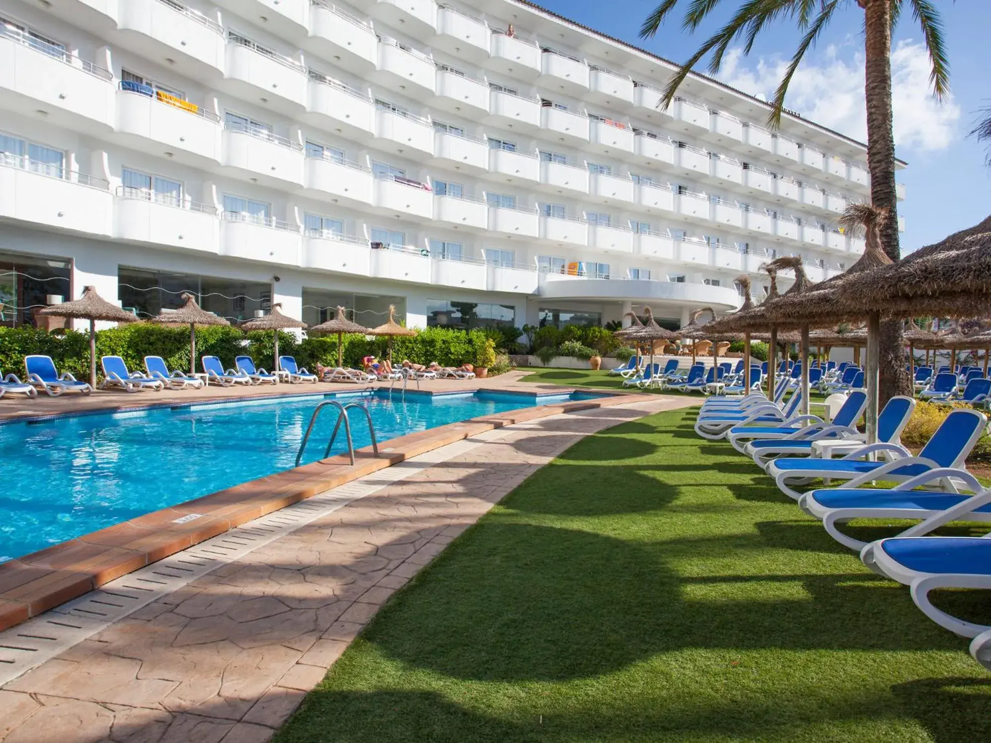 Swimming pool in Grupotel Maritimo Swimming pool in Grupotel Maritimo