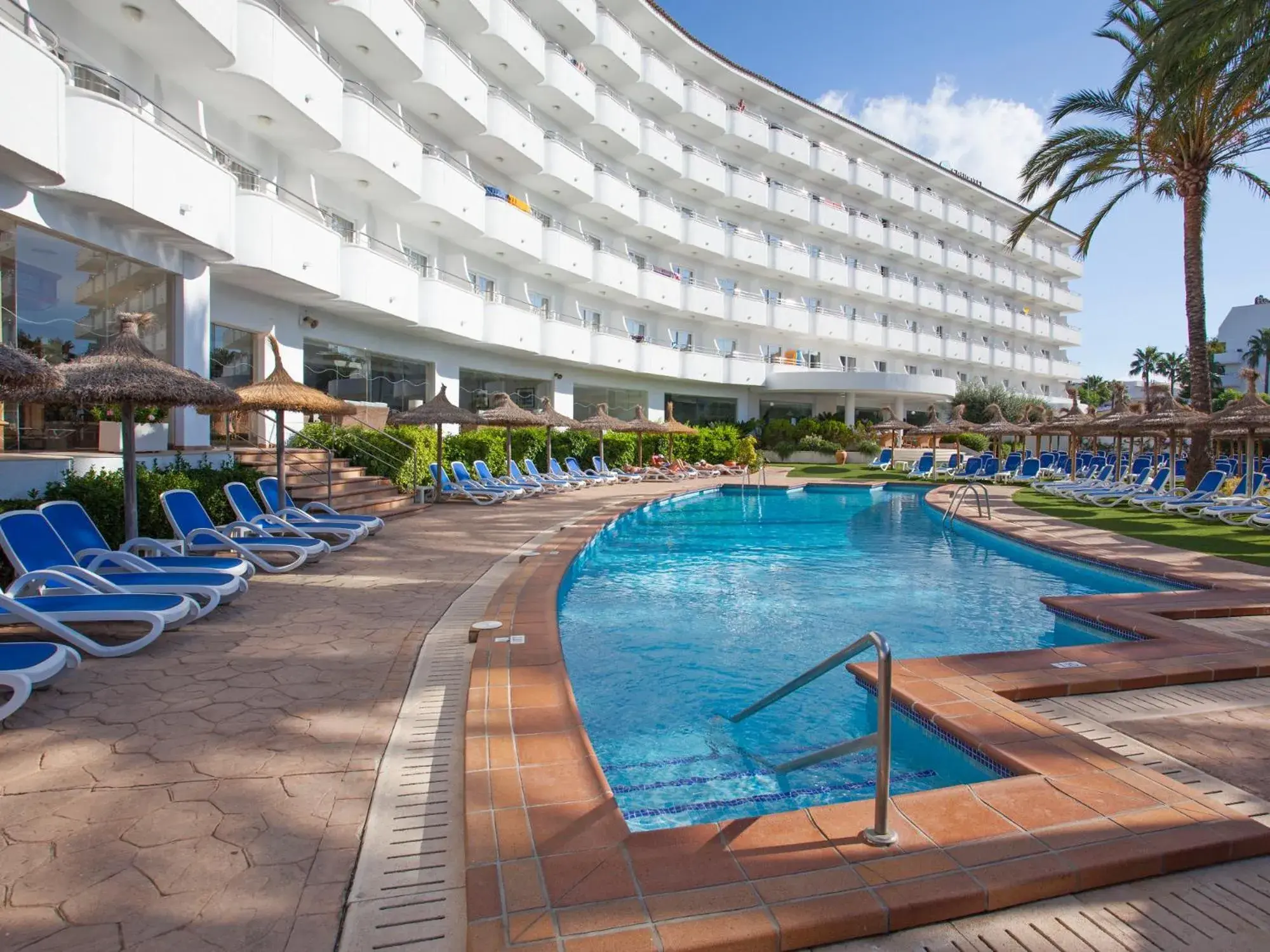 Swimming pool in Grupotel Maritimo Swimming pool in Grupotel Maritimo
