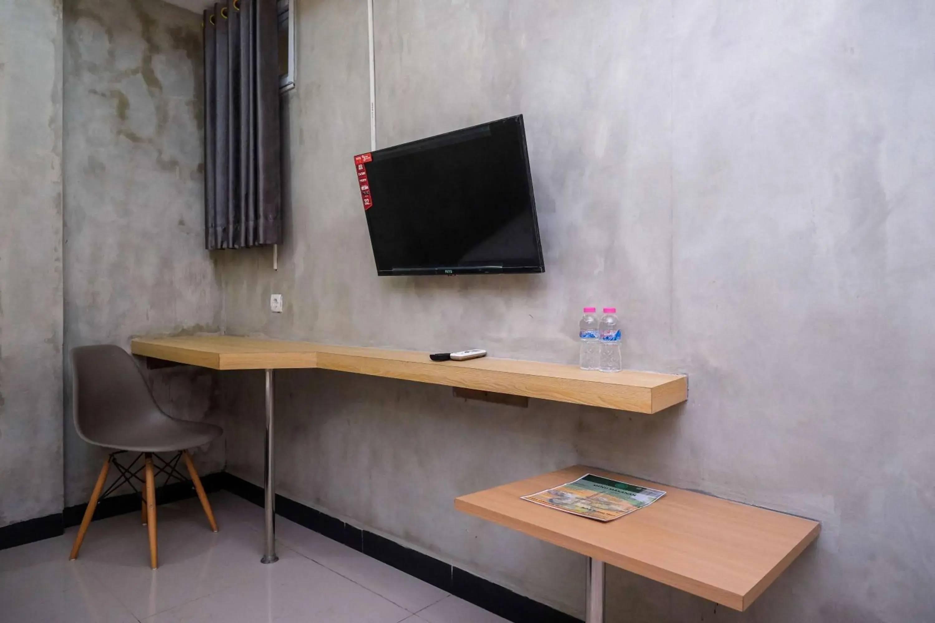 TV and multimedia in Urbanview Hotel Syariah Artamara Tegal by RedDoorz TV and multimedia in Urbanview Hotel Syariah Artamara Tegal by RedDoorz