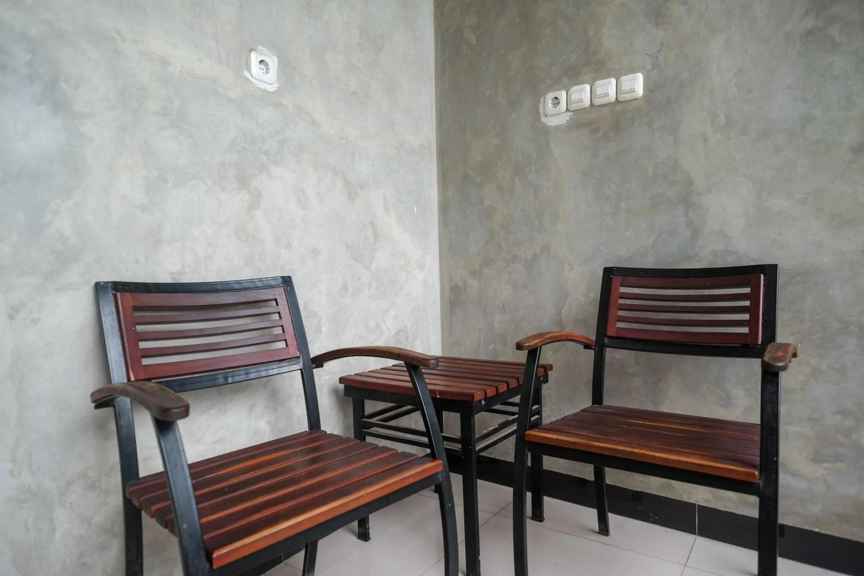 Seating area in Urbanview Hotel Syariah Artamara Tegal by RedDoorz