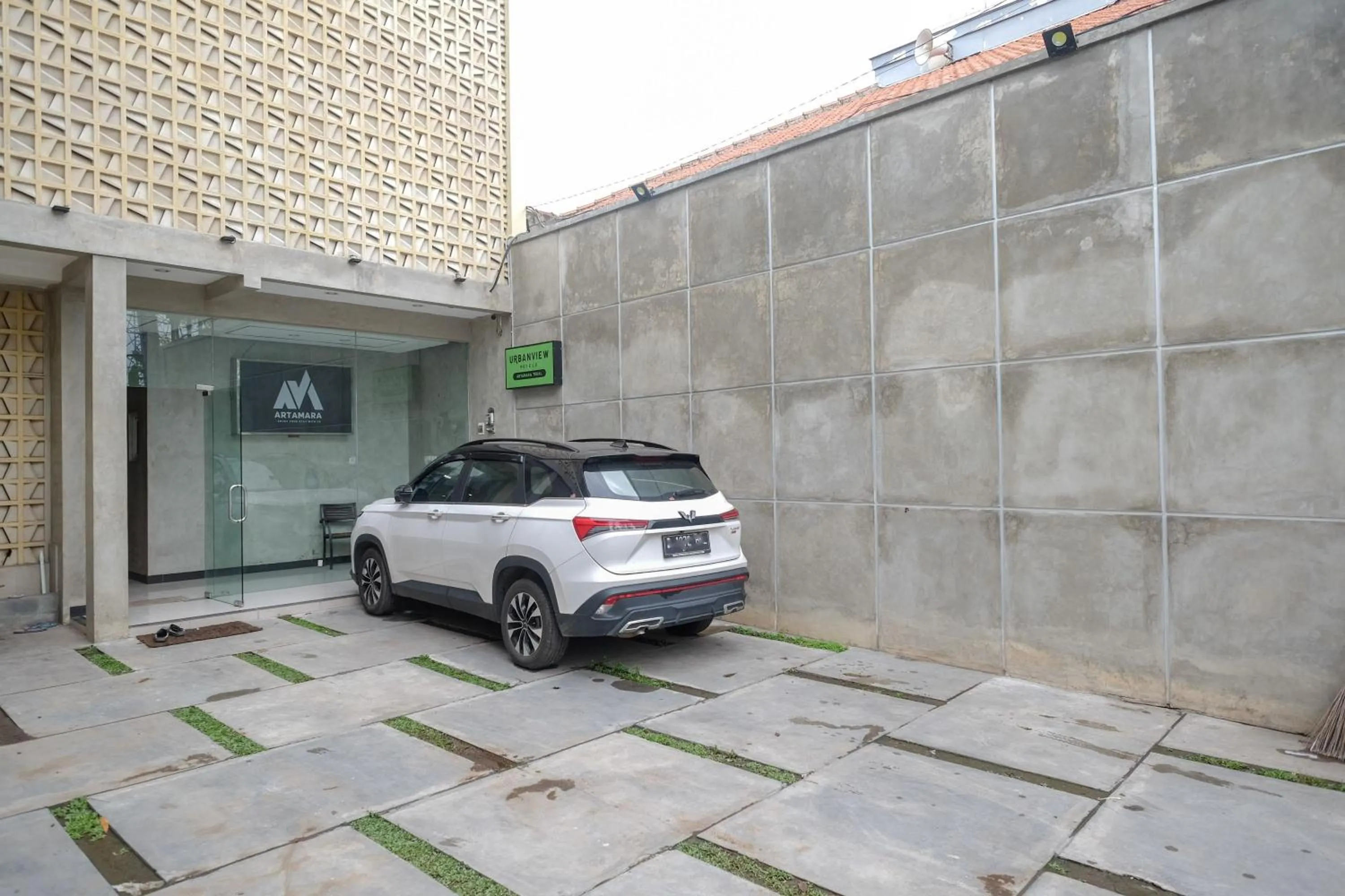 Parking in Urbanview Hotel Syariah Artamara Tegal by RedDoorz