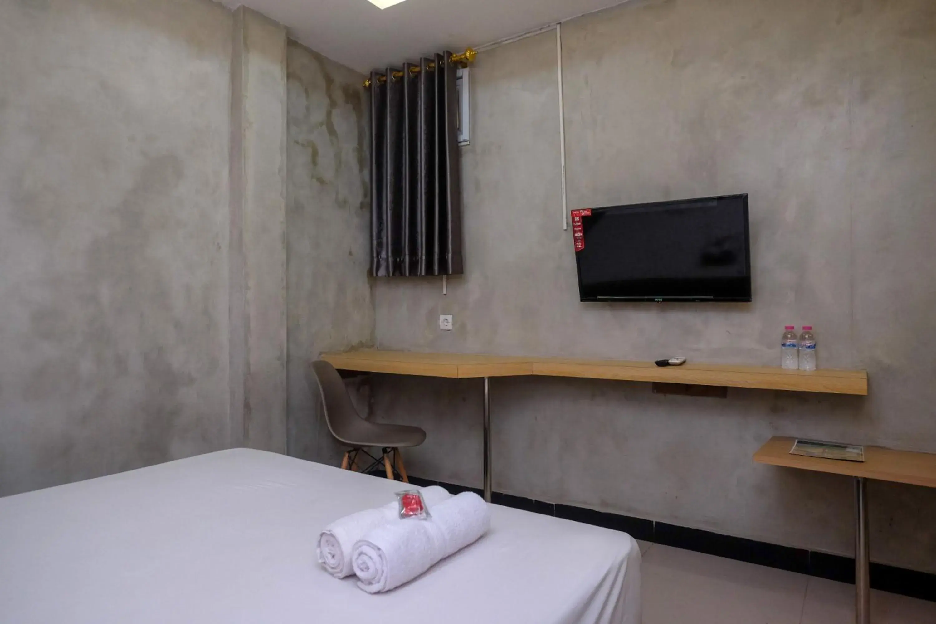 Bedroom, Bed in Urbanview Hotel Syariah Artamara Tegal by RedDoorz Bedroom, Bed in Urbanview Hotel Syariah Artamara Tegal by RedDoorz