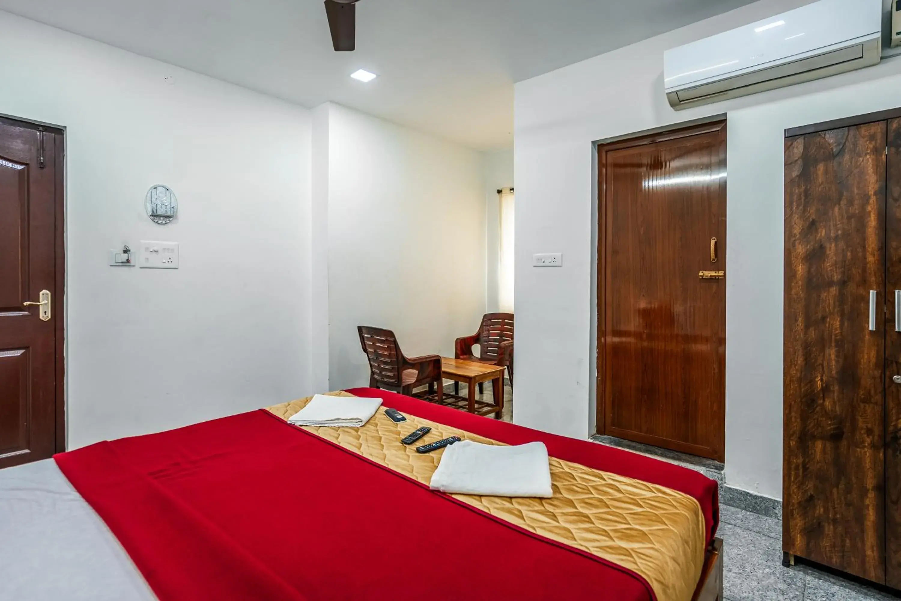 Photo of the whole room, Bed in French Park Inn Photo of the whole room, Bed in French Park Inn