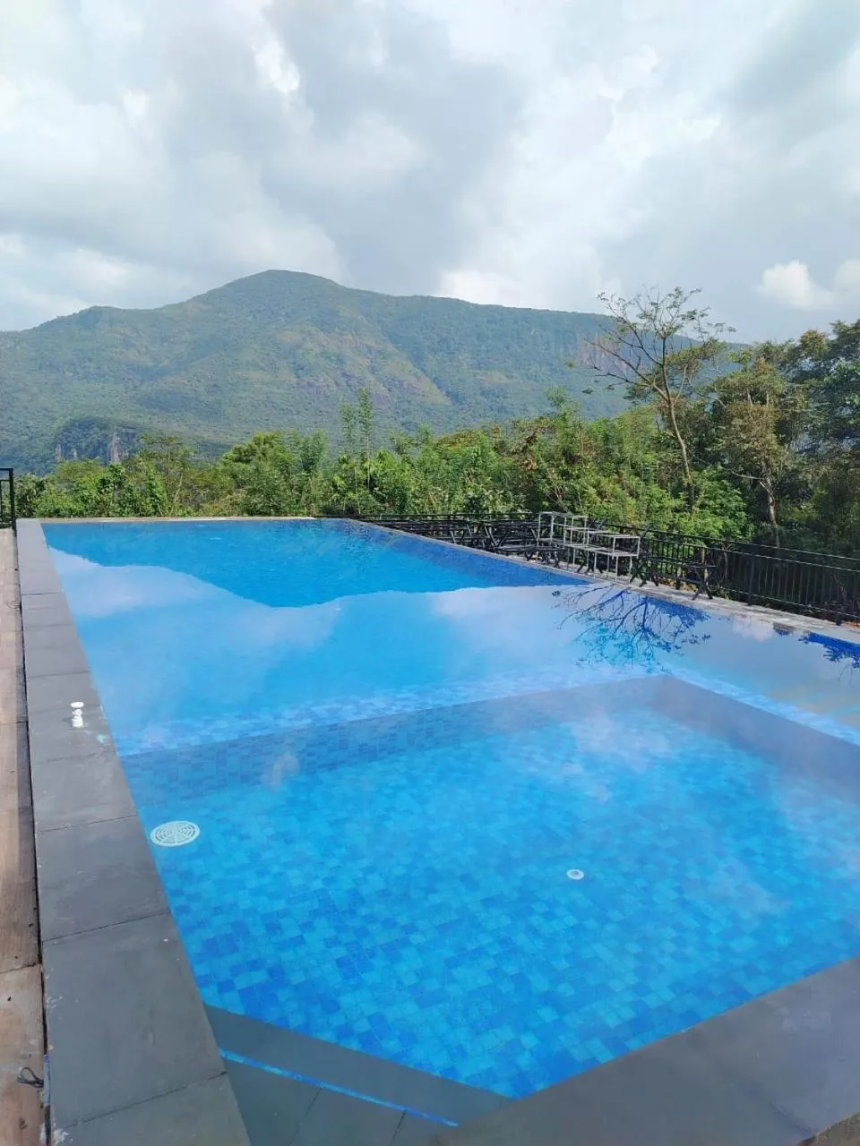 Swimming pool in CRYSTAL RIVERSTON DECK