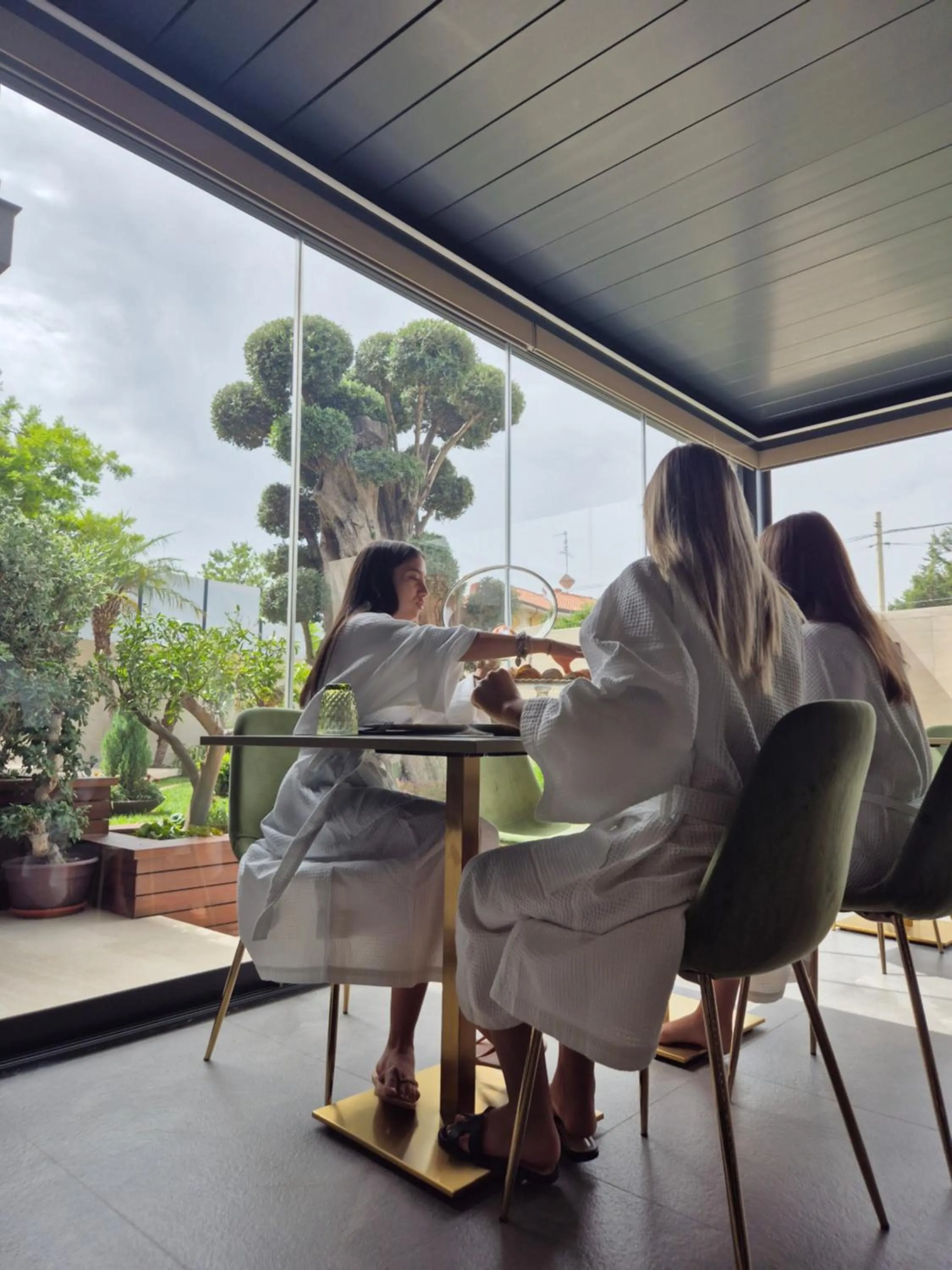 People in Divina Charme