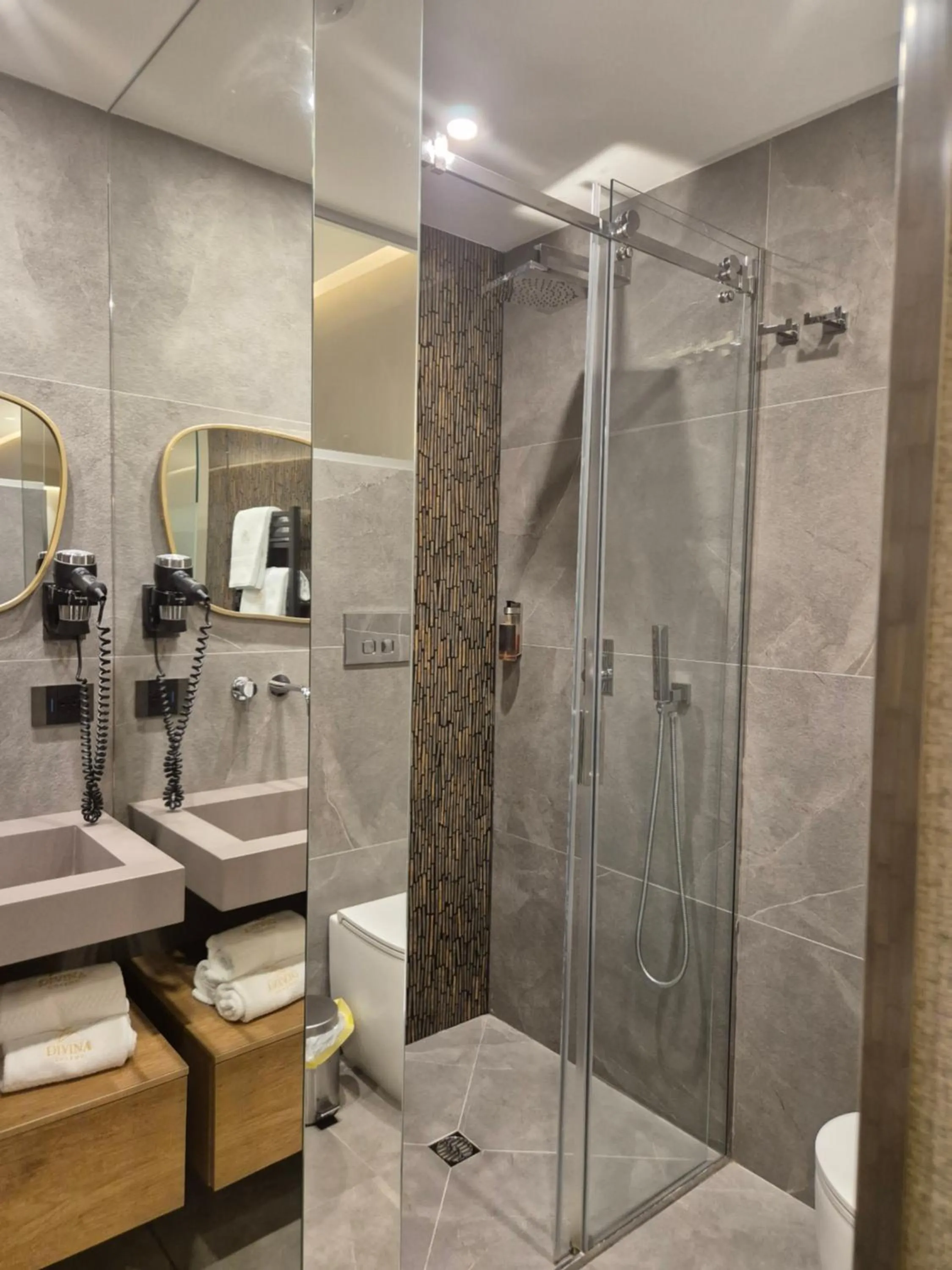 Shower in Divina Charme