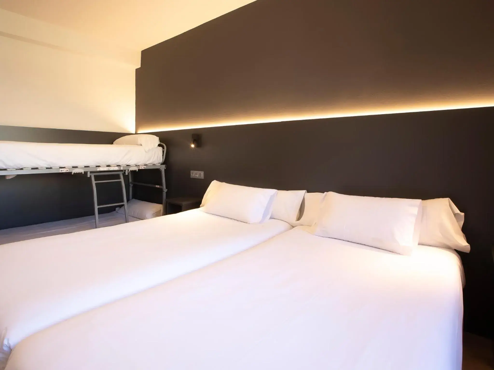 Off site, Bed in Sancho Ramirez Off site, Bed in Sancho Ramirez