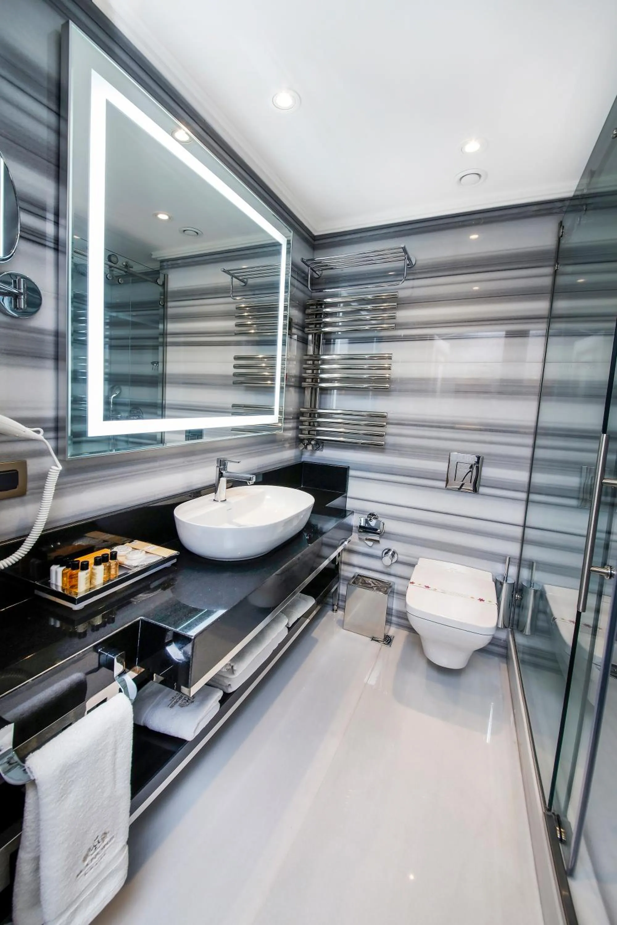 Bathroom in MANORS HOTEL