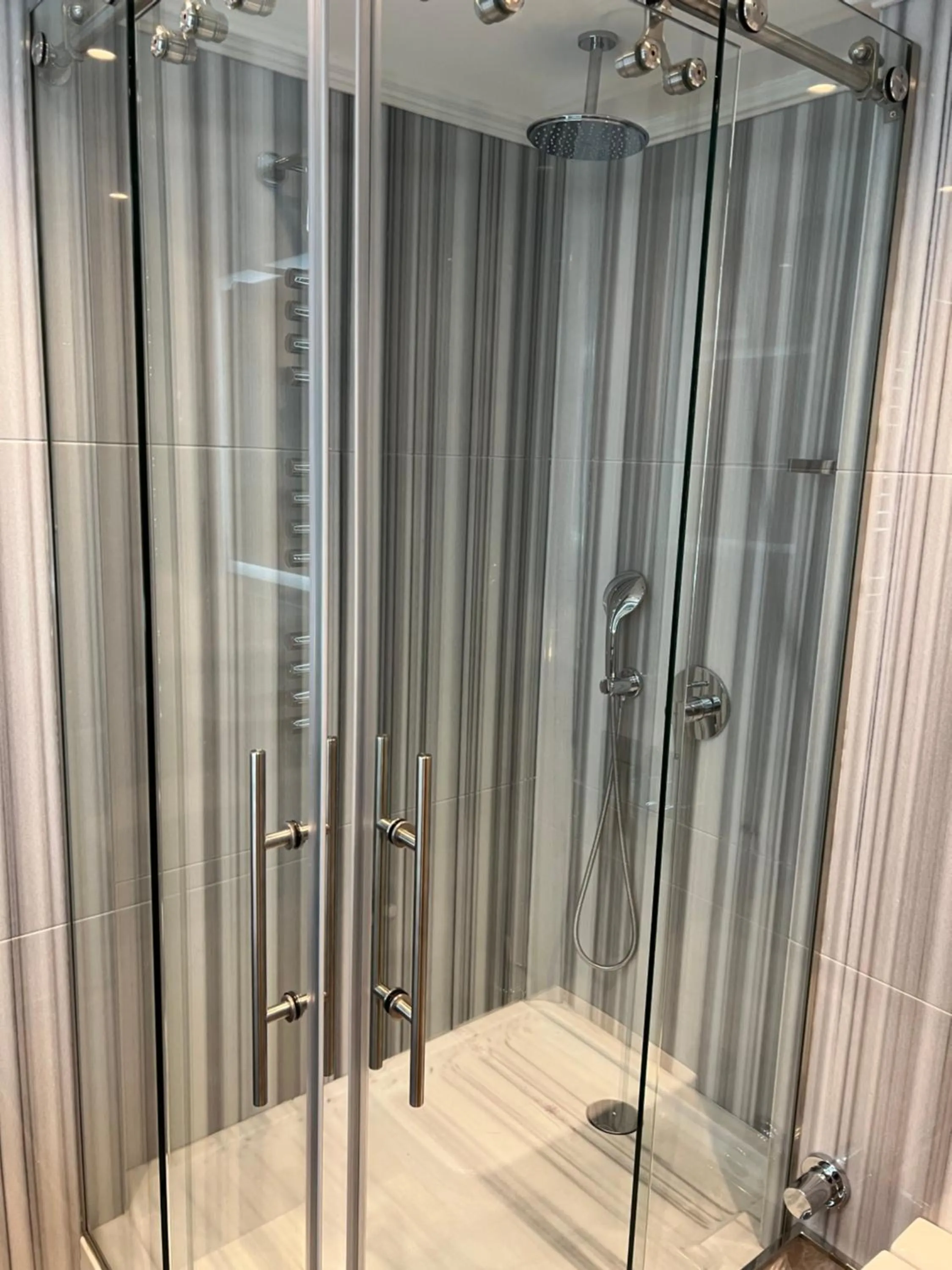 Shower in MANORS HOTEL