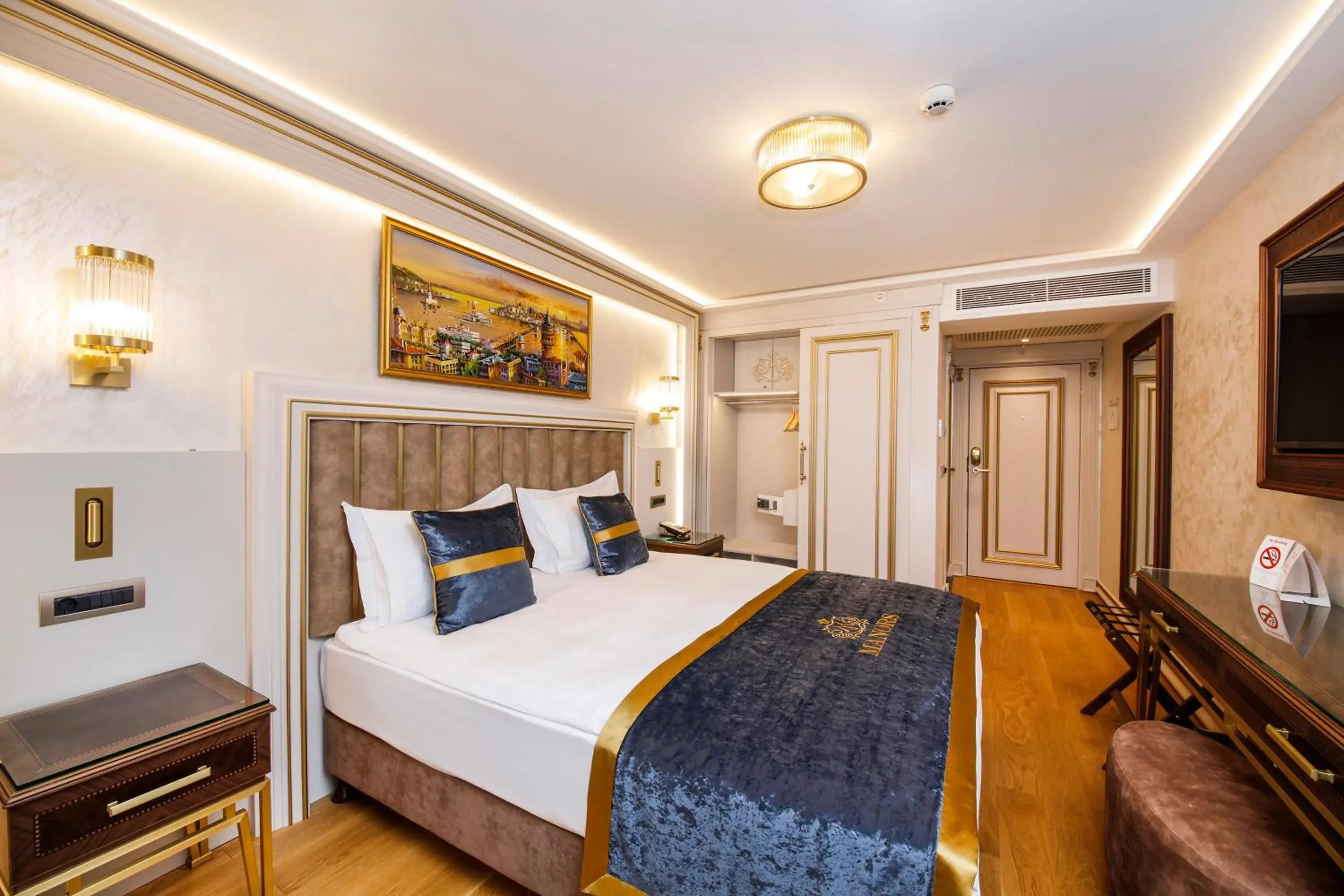 Photo of the whole room, Bed in MANORS HOTEL Photo of the whole room, Bed in MANORS HOTEL